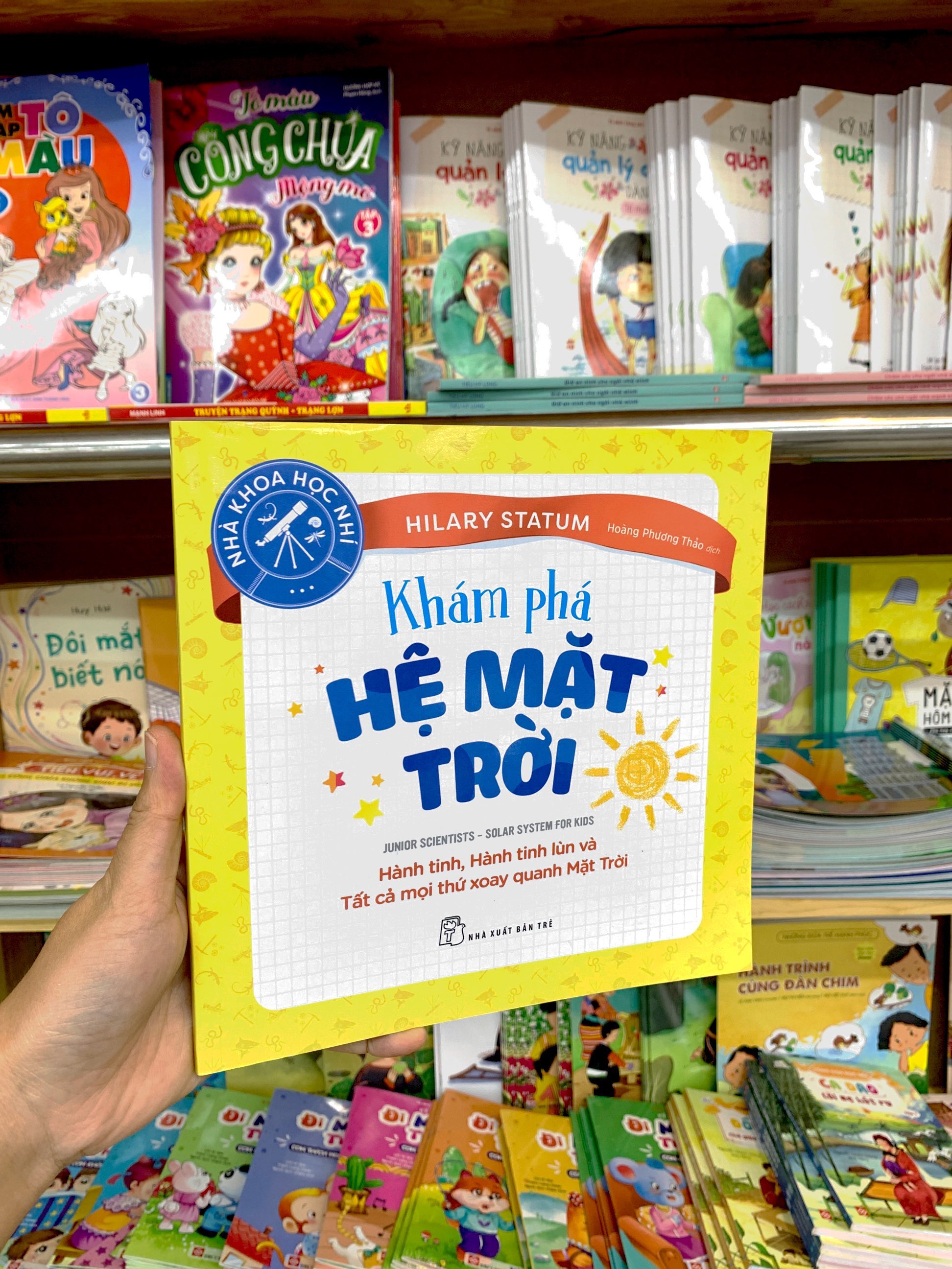 nhà khoa học nhí : khám phá hệ mặt trời - hành tinh, hành tinh lùn và tất cả mọi thứ xoay quanh mặt trời