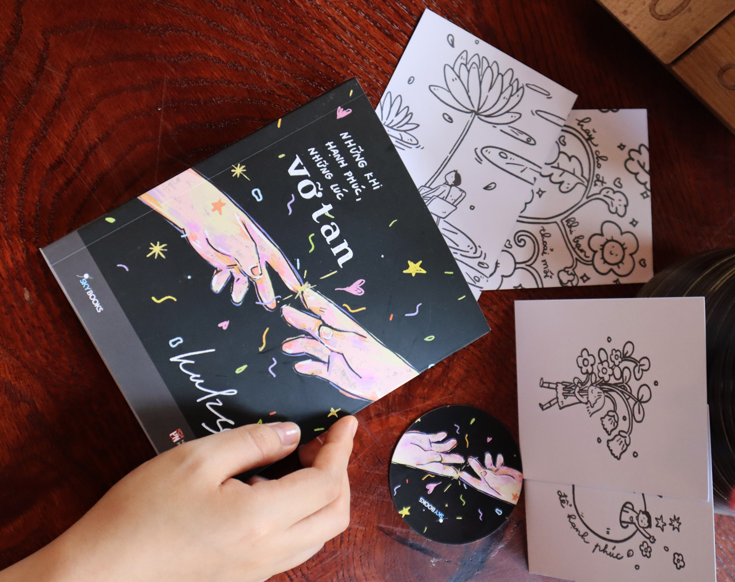 những khi hạnh phúc, những lúc vỡ tan - bản đặc biệt - tặng kèm 1 bookmark + 10 postcard tô màu