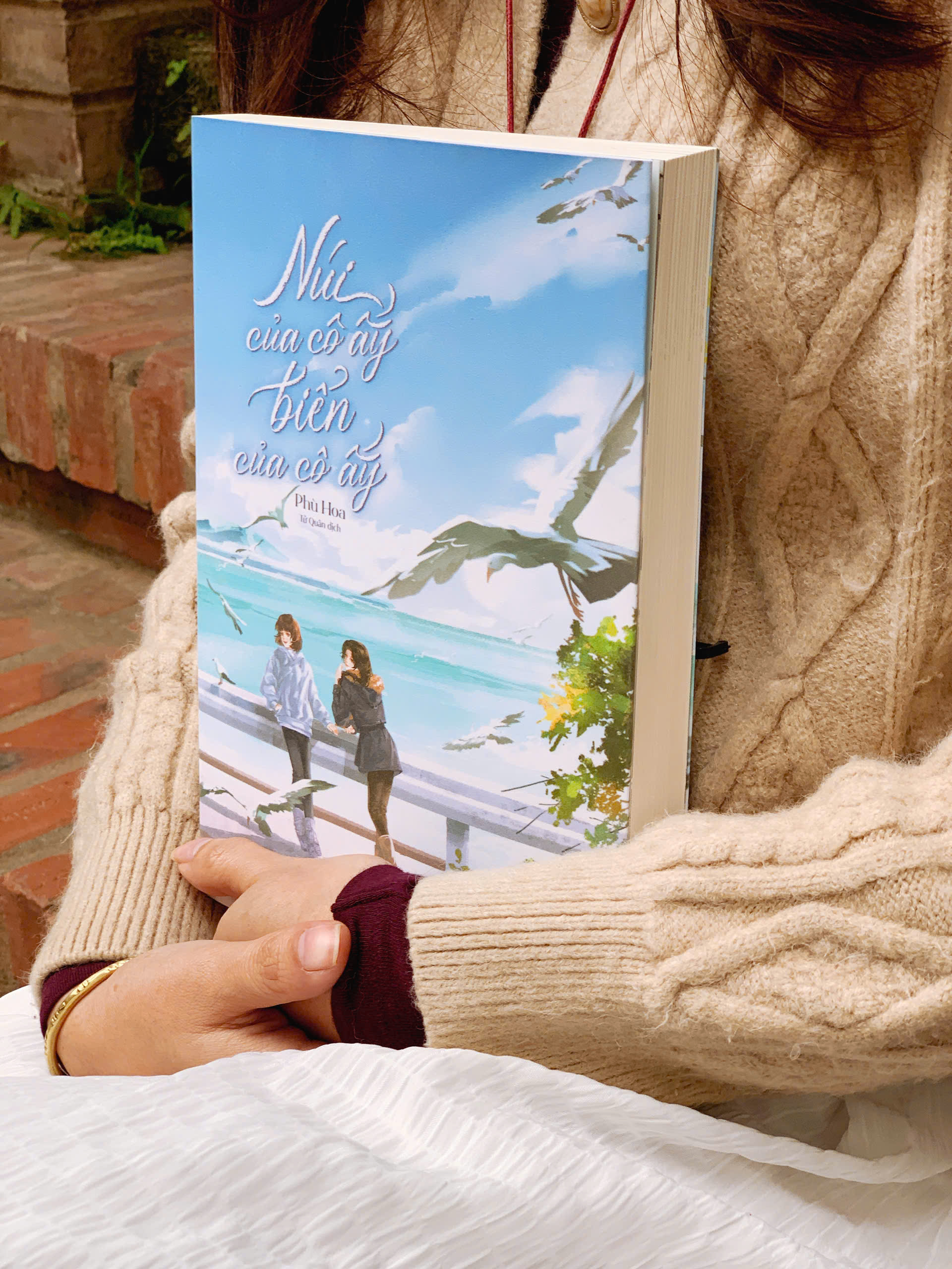 Núi Của Cô Ấy, Biển Của Cô Ấy (Tái Bản 2026) - Bản Đặc Biệt - Tặng Kèm Bookmark + Card PVC + Standee + Poster