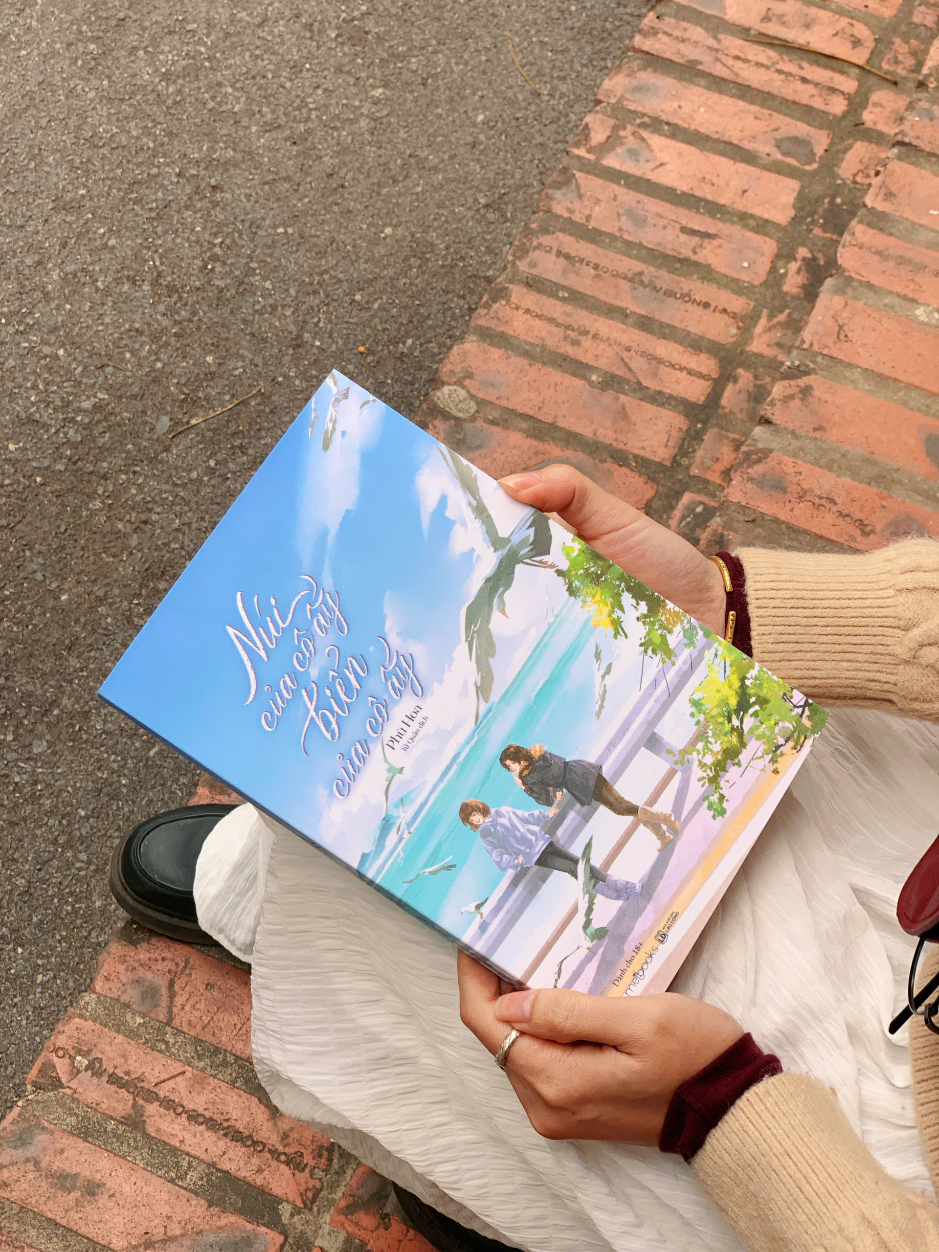 Núi Của Cô Ấy, Biển Của Cô Ấy (Tái Bản 2026) - Bản Đặc Biệt - Tặng Kèm Bookmark + Card PVC + Standee + Poster