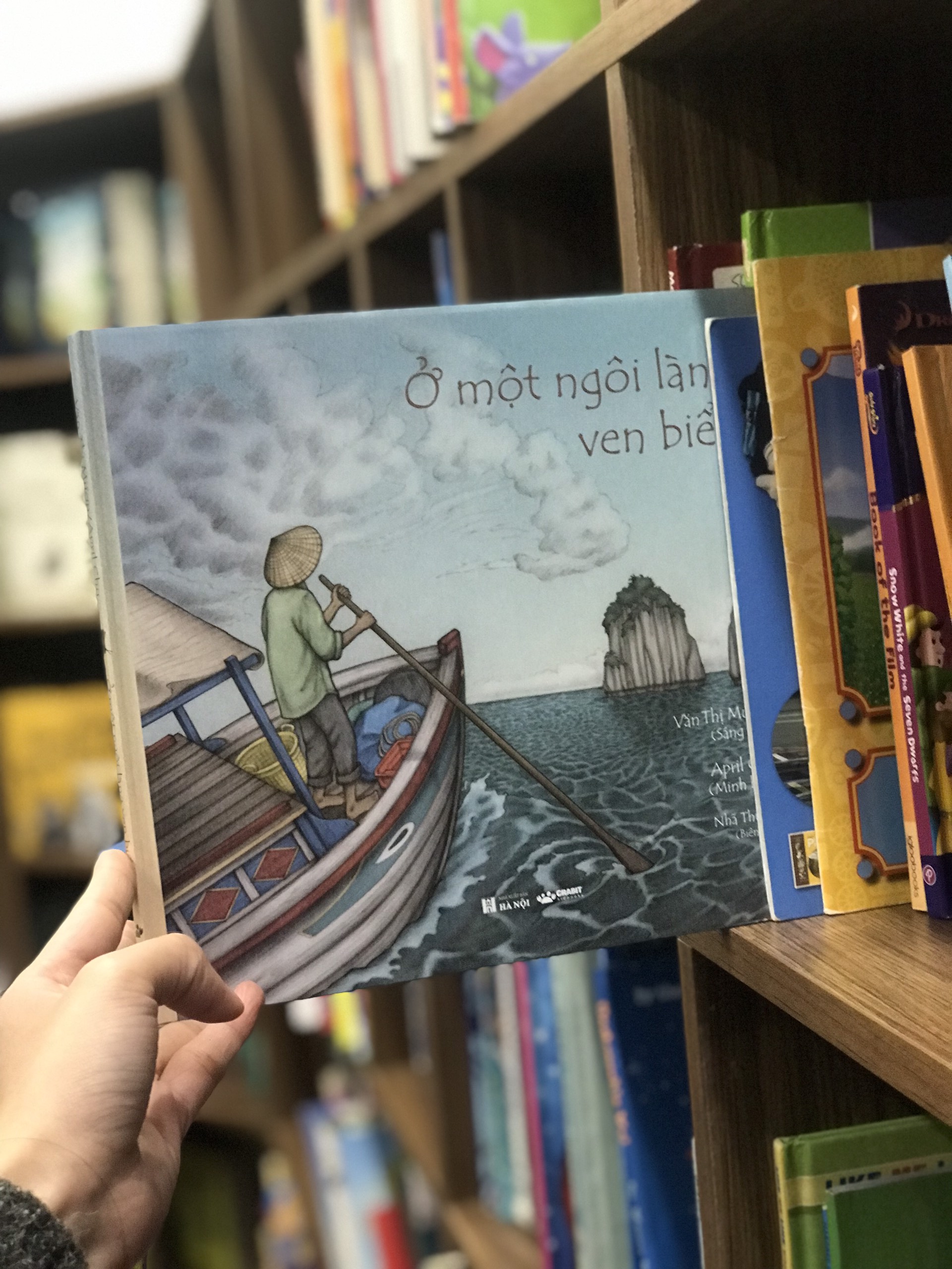 ở một ngôi làng ven biển - bìa cứng