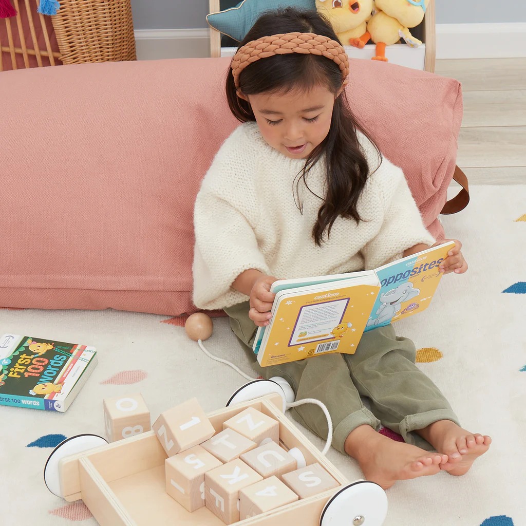 opposites: canticos bilingual firsts