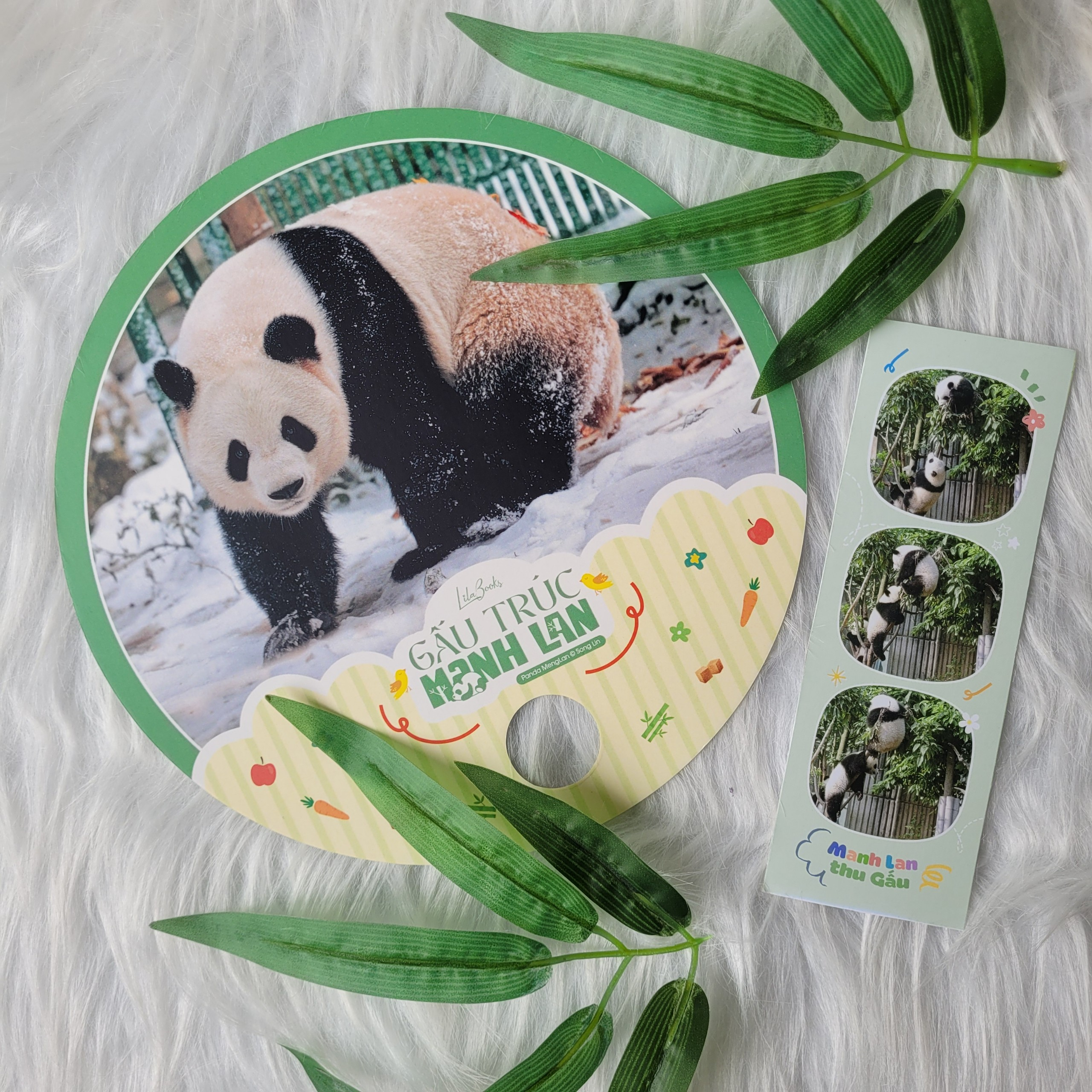 panda menglan - manh lan truyện - gấu trúc manh lan - tặng kèm 1 bookmark bế hình que kem + 1 bookmark vé vào cửa vườn thú + 1 photostrip + 2 postcard giấy ghi nợ + 2 sticker + 1 quạt tròn không cán cầm tay