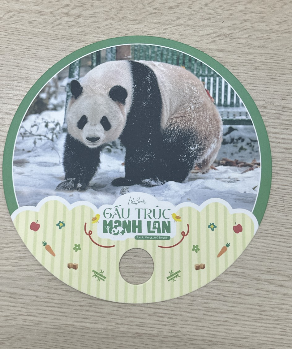 panda menglan - manh lan truyện - gấu trúc manh lan - tặng kèm 1 bookmark bế hình que kem + 1 bookmark vé vào cửa vườn thú + 1 photostrip + 2 postcard giấy ghi nợ + 2 sticker + 1 quạt tròn không cán cầm tay