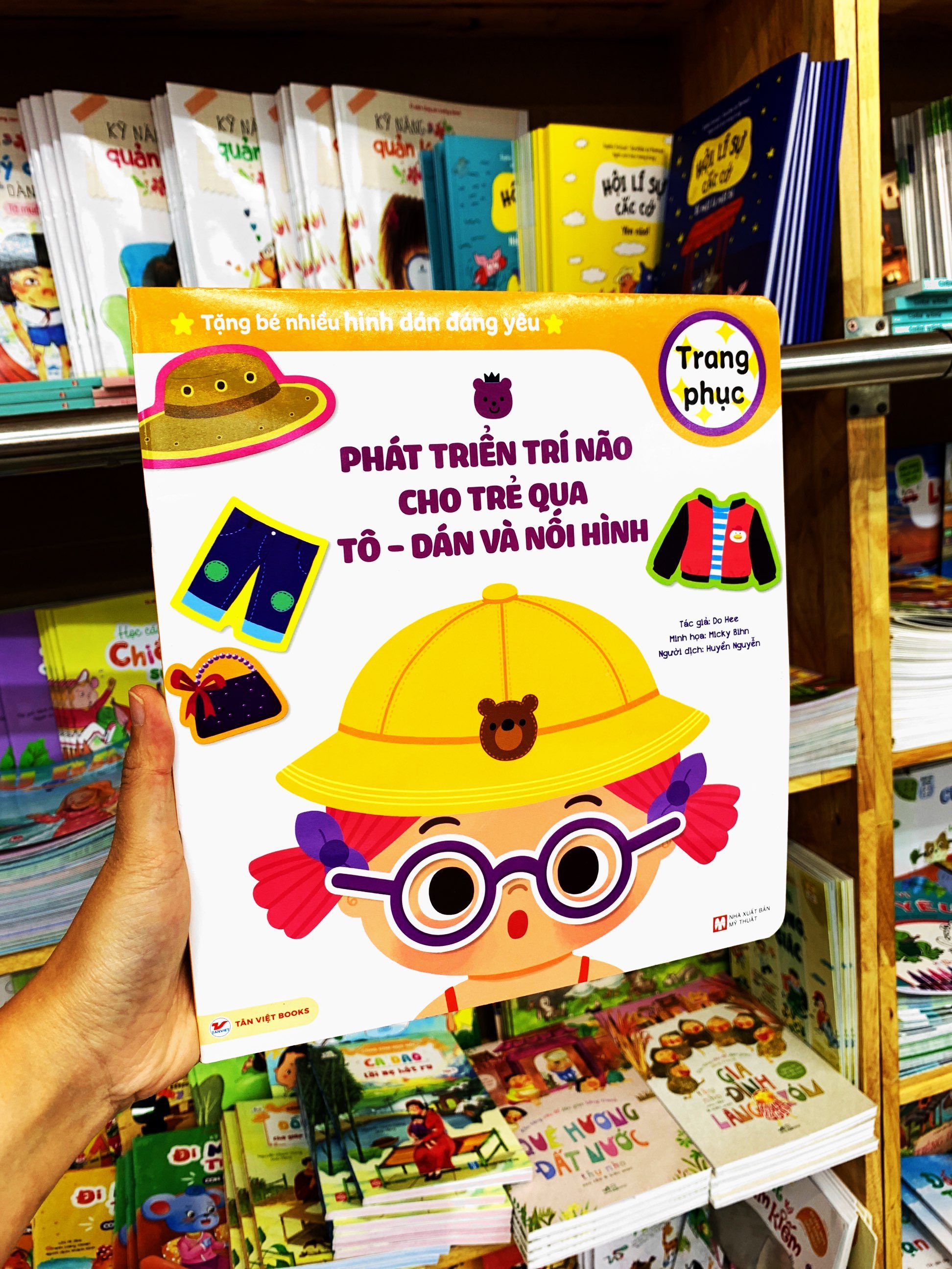 phát triển trí não cho trẻ qua tô-dán và nối hình - trang phục