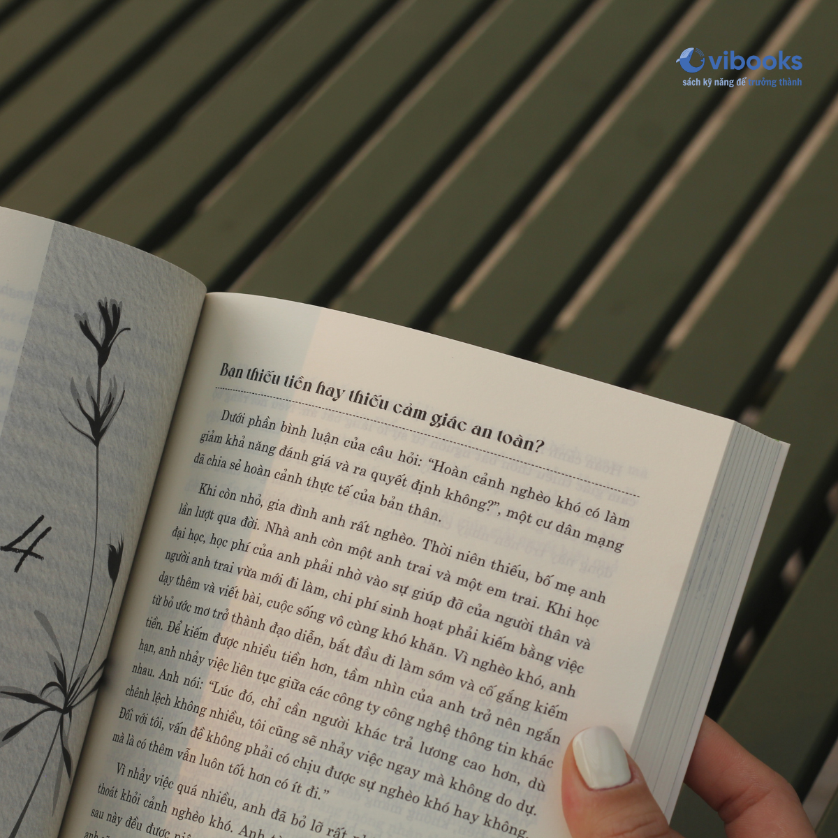 phía cuối con đường hoa đang nở