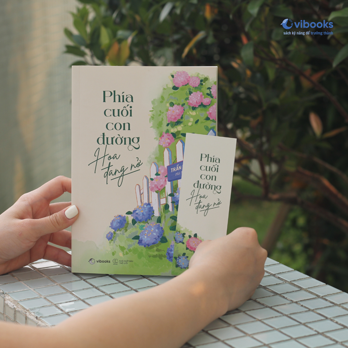 phía cuối con đường hoa đang nở