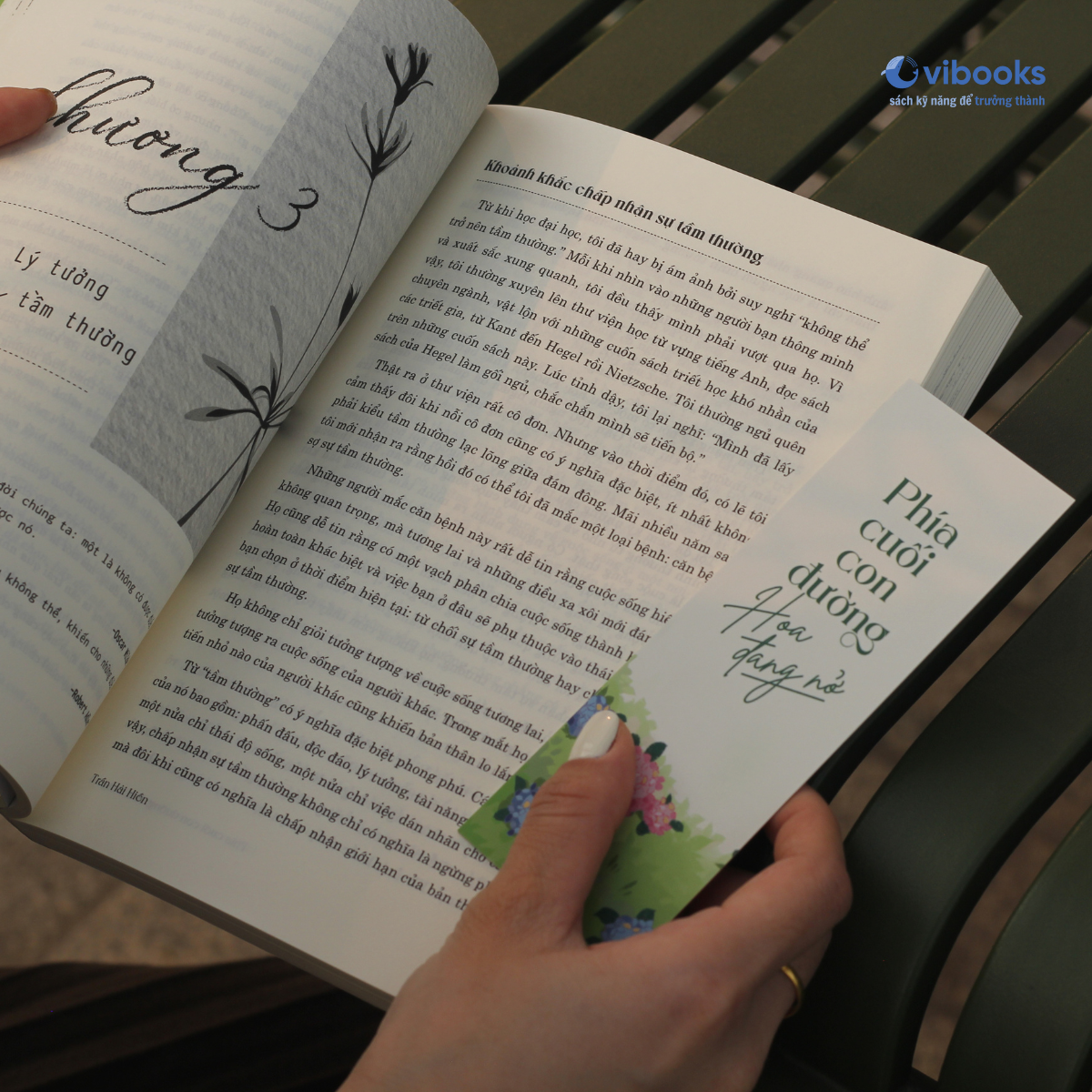 phía cuối con đường hoa đang nở