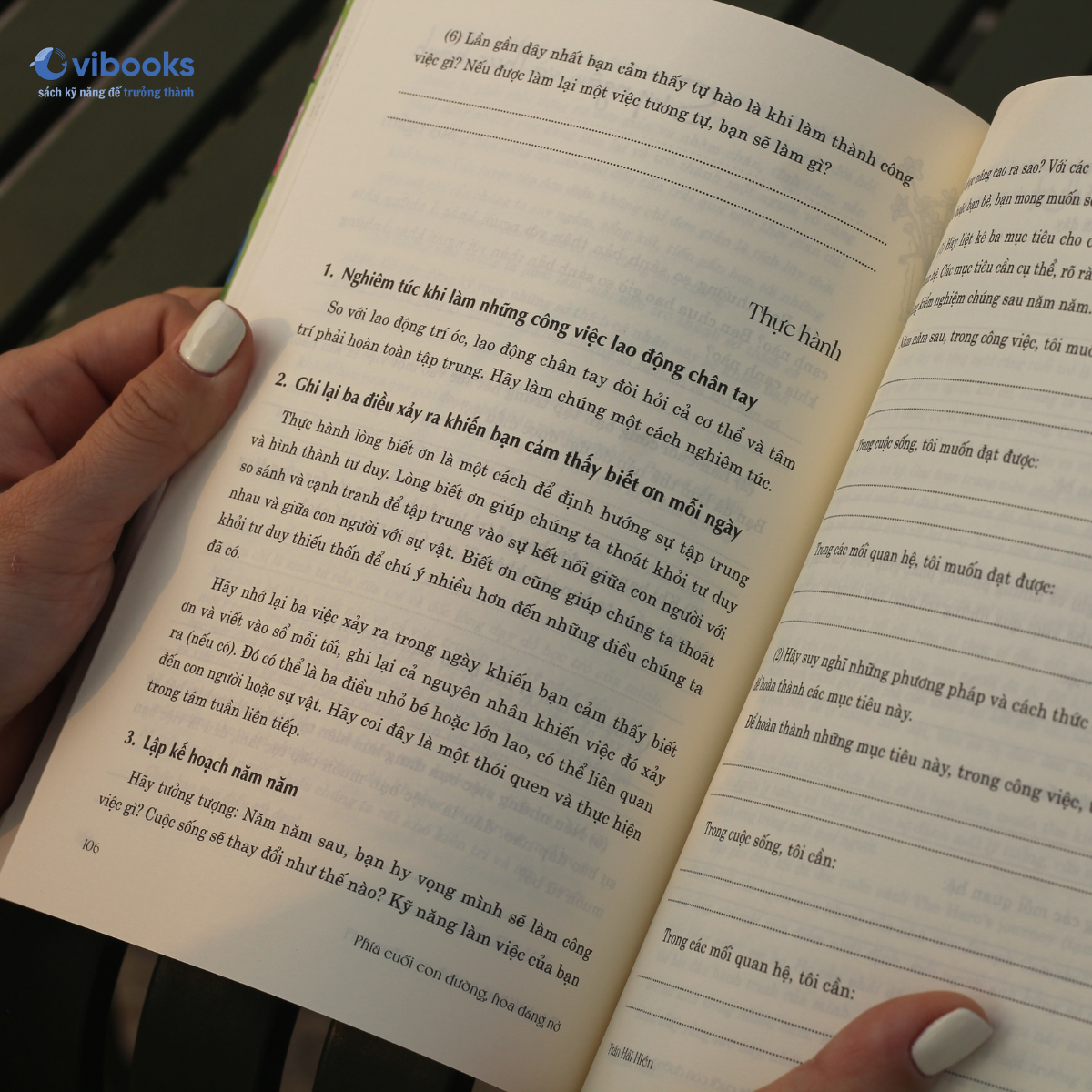 phía cuối con đường hoa đang nở