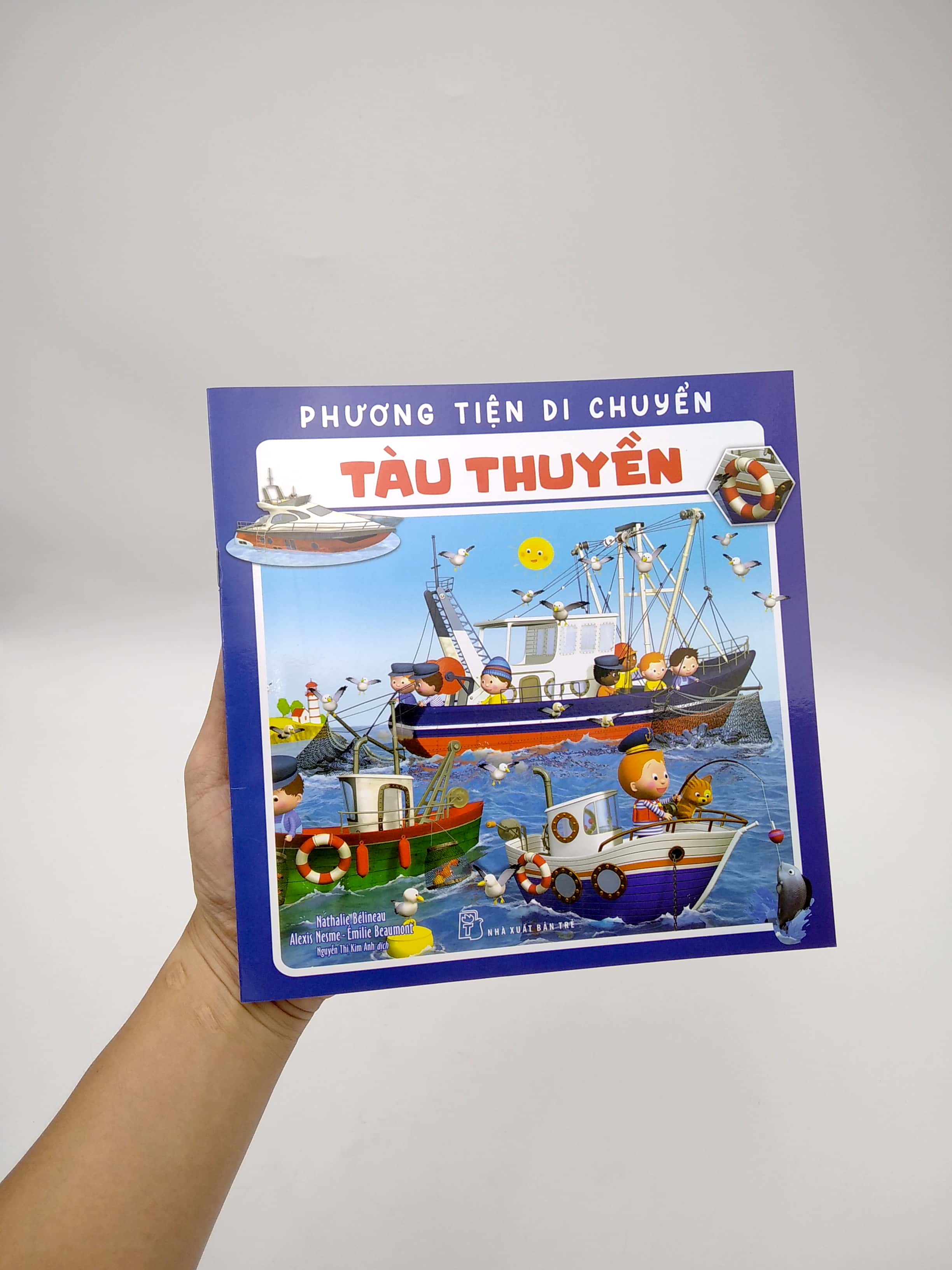 phương tiện di chuyển: tàu thuyền