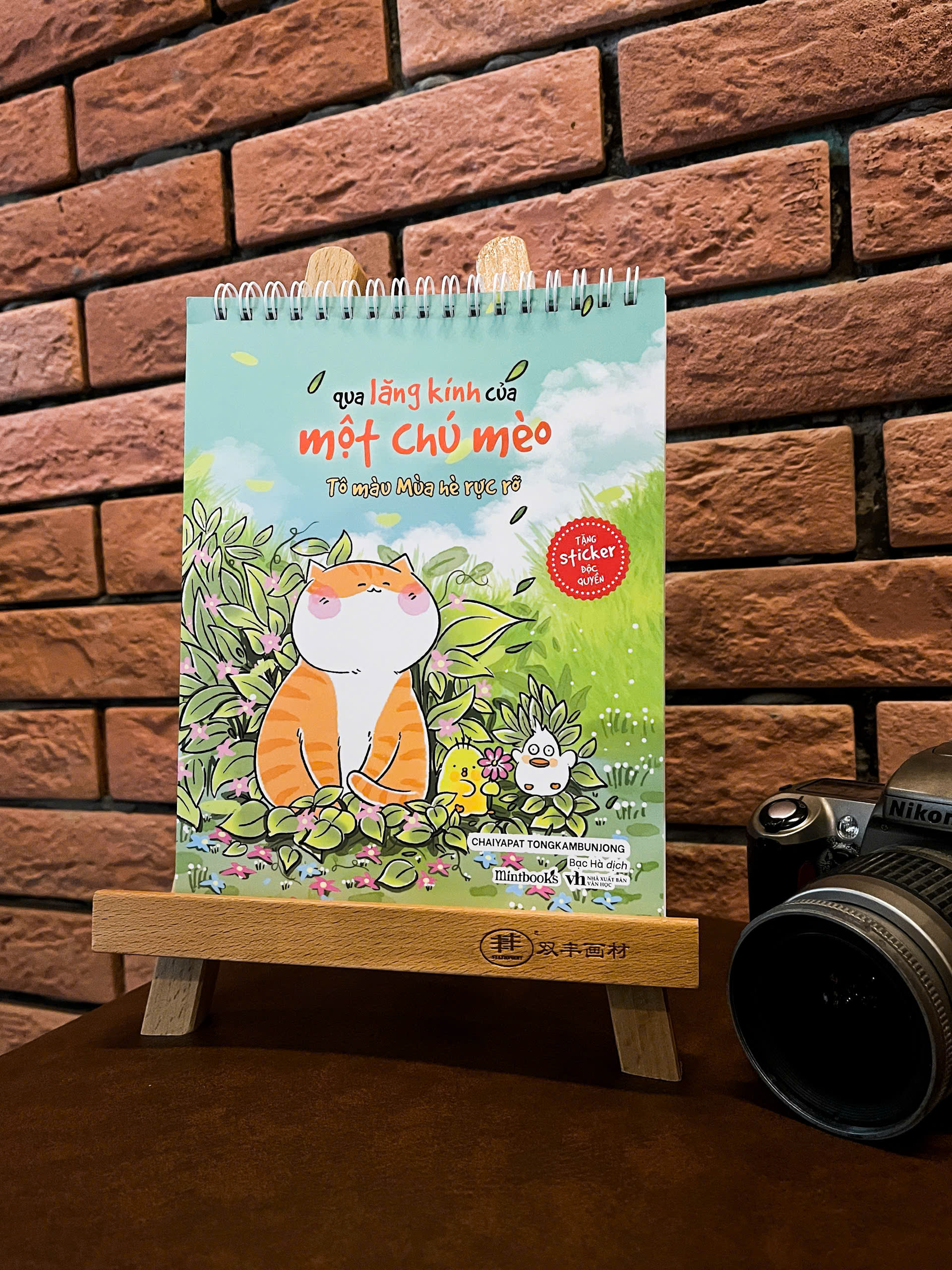 Qua Lang Kinh Cua Mot Chu Meo - To Mau Mua He Ruc Ro - Tang Kem Set Sticker