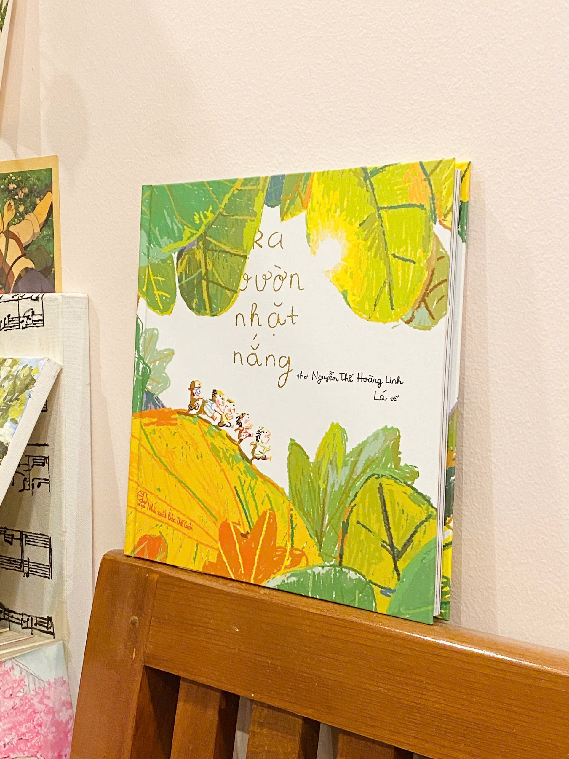 ra vườn nhặt nắng - bản đặc biệt - bìa cứng - tặng kèm postcard + thời khóa biểu