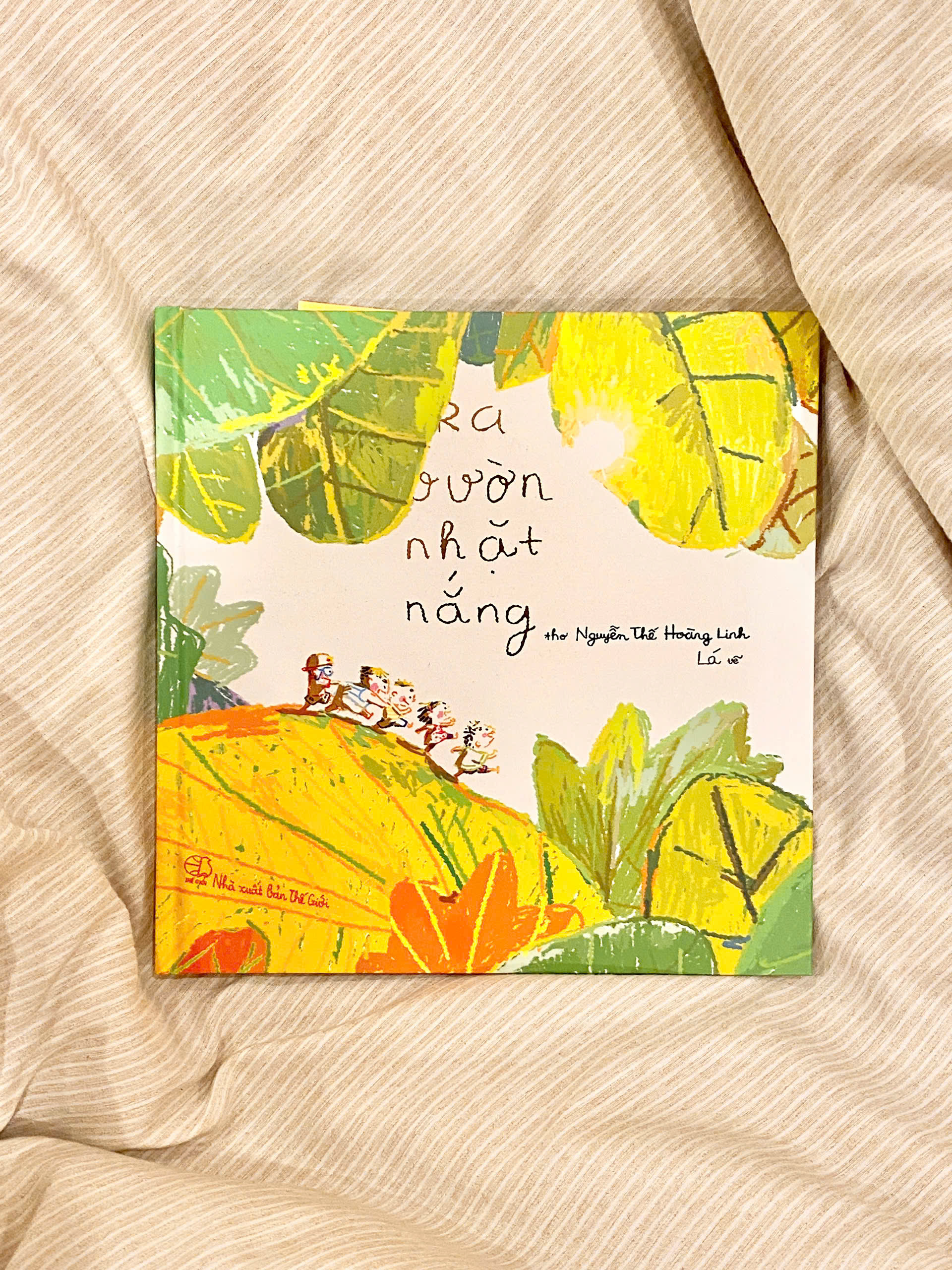 ra vườn nhặt nắng - bản đặc biệt - bìa cứng - tặng kèm postcard + thời khóa biểu