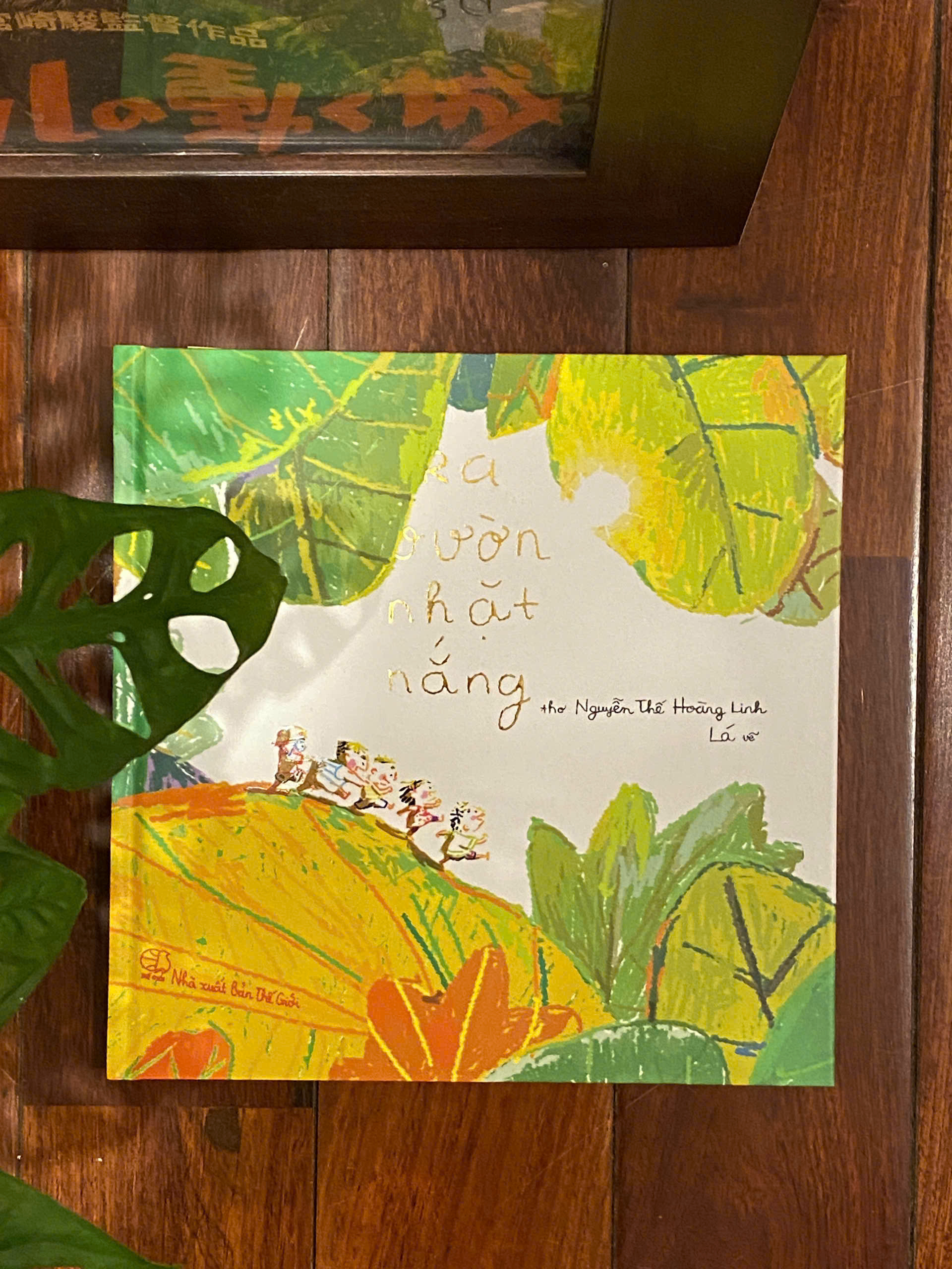 ra vườn nhặt nắng - bản đặc biệt - bìa cứng - tặng kèm postcard + thời khóa biểu