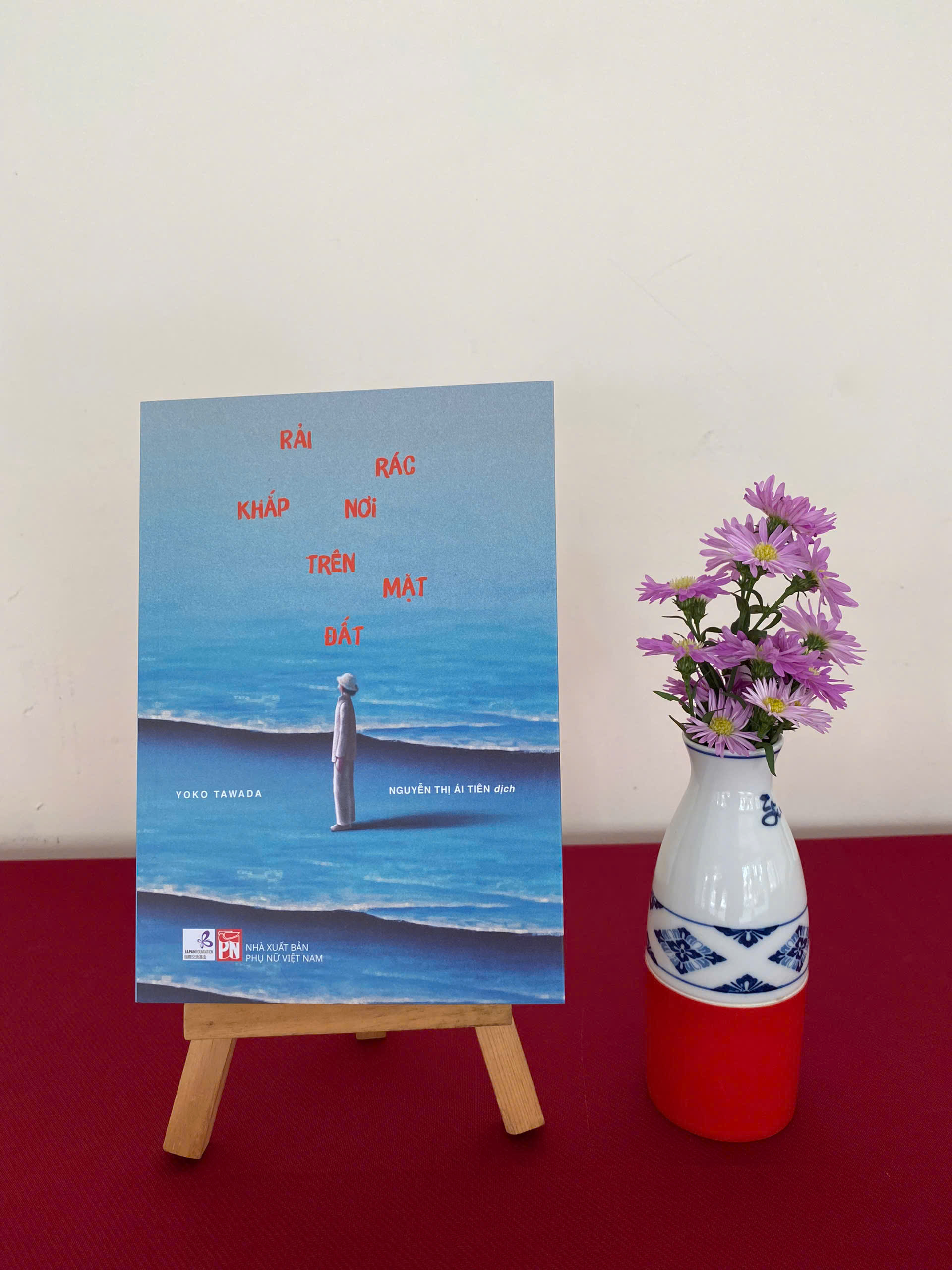 Rải Rác Khắp Nơi Trên Mặt Đất