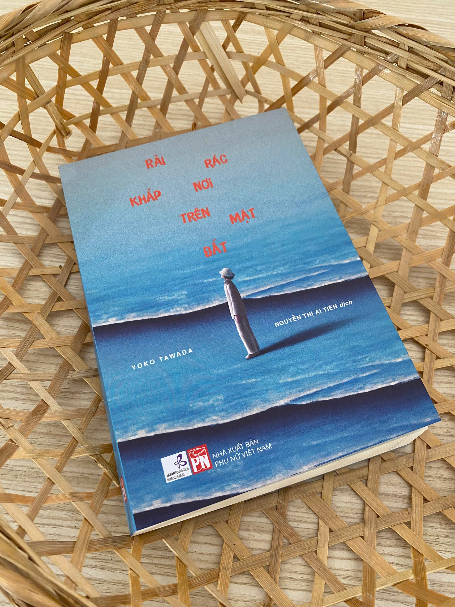 Rải Rác Khắp Nơi Trên Mặt Đất