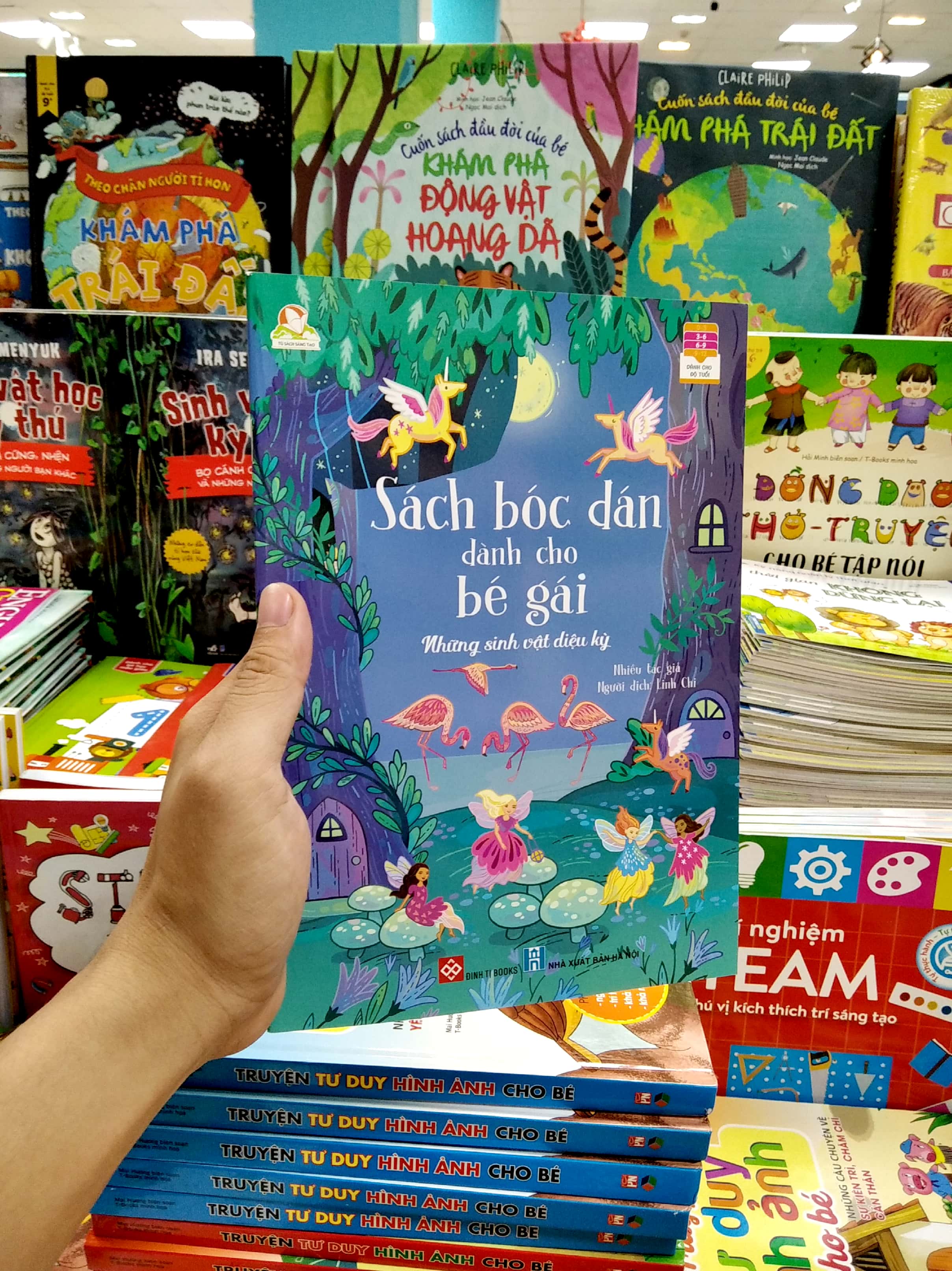 sách bóc dán dành cho bé gái - những sinh vật diệu kỳ