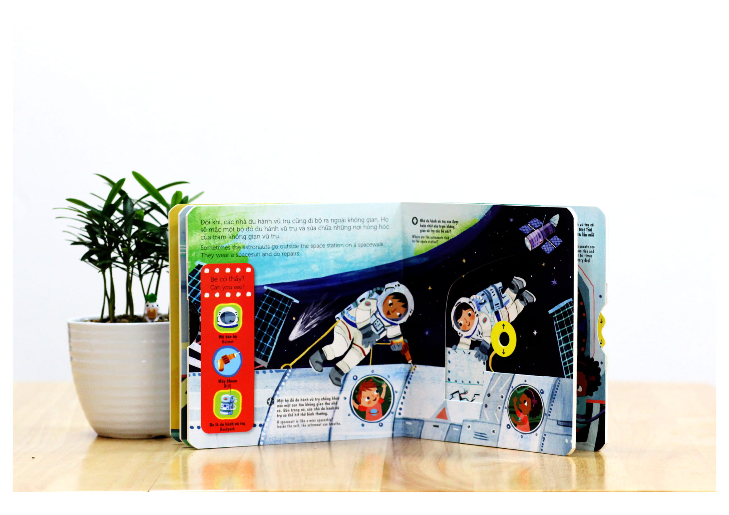 sách chuyển động - first explorers - astronauts - nhà du hành vũ trụ