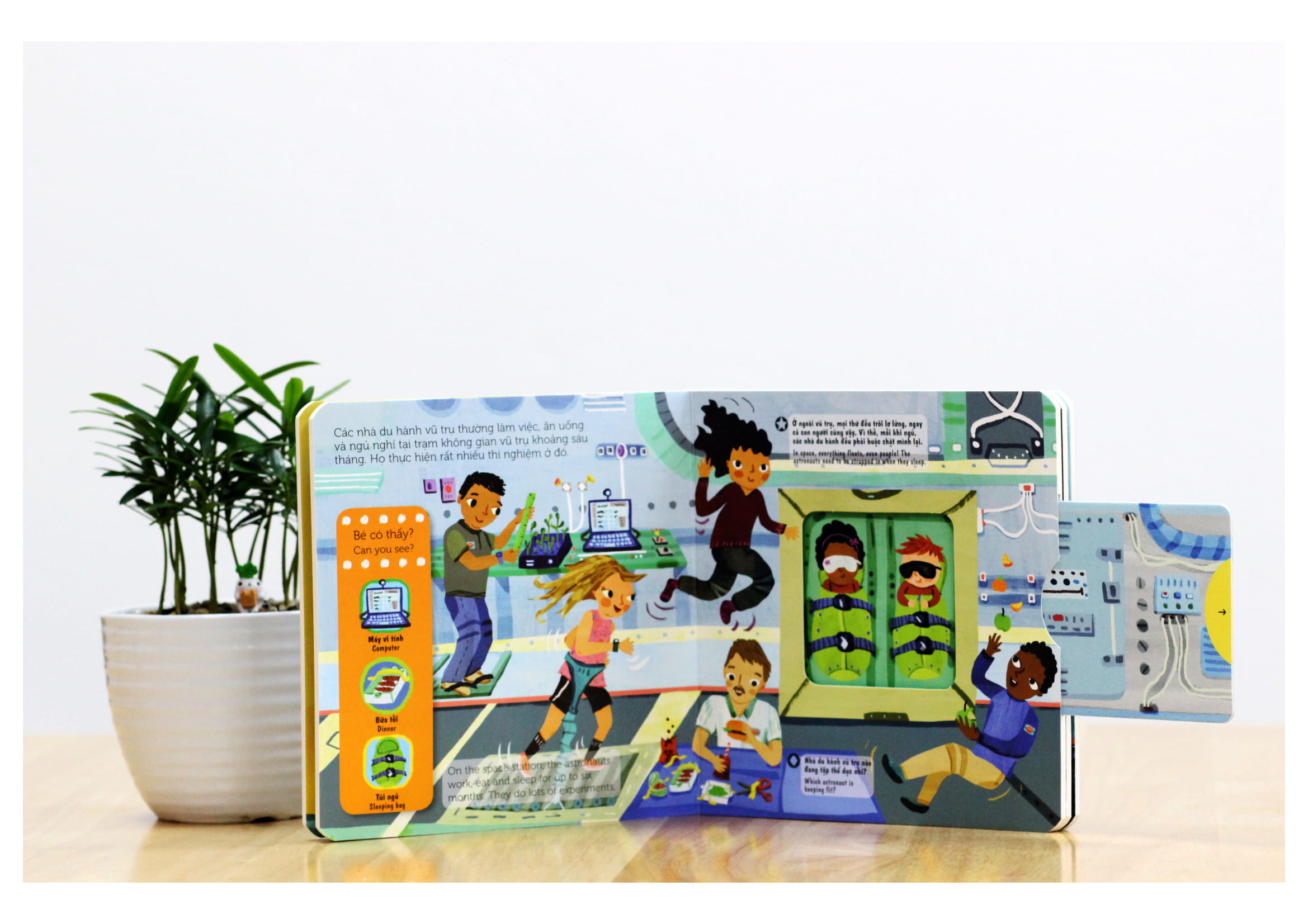 sách chuyển động - first explorers - astronauts - nhà du hành vũ trụ