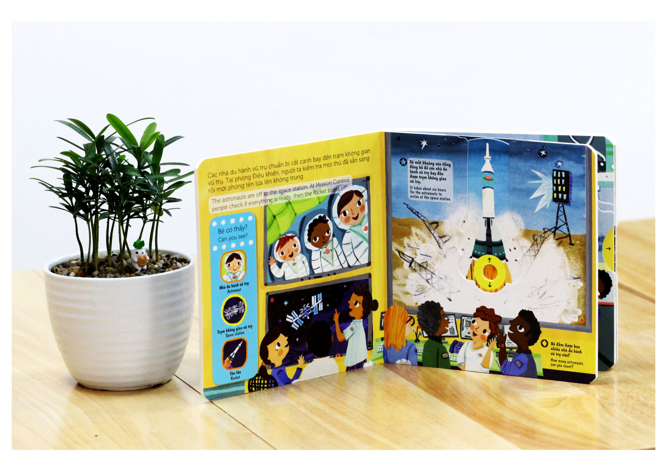 sách chuyển động - first explorers - astronauts - nhà du hành vũ trụ