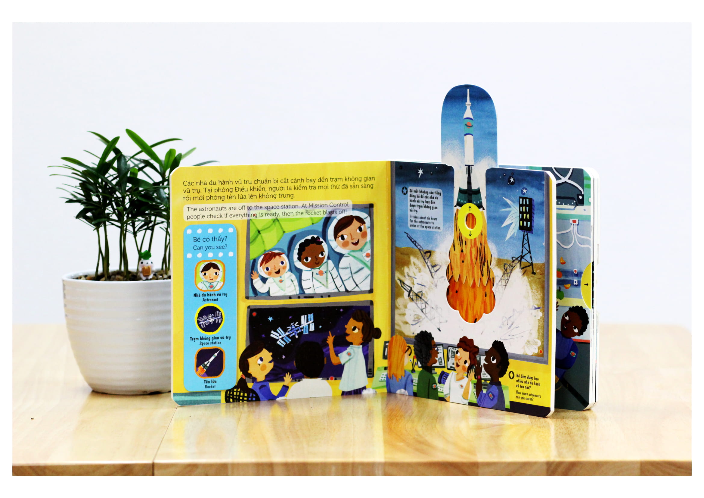 sách chuyển động - first explorers - astronauts - nhà du hành vũ trụ