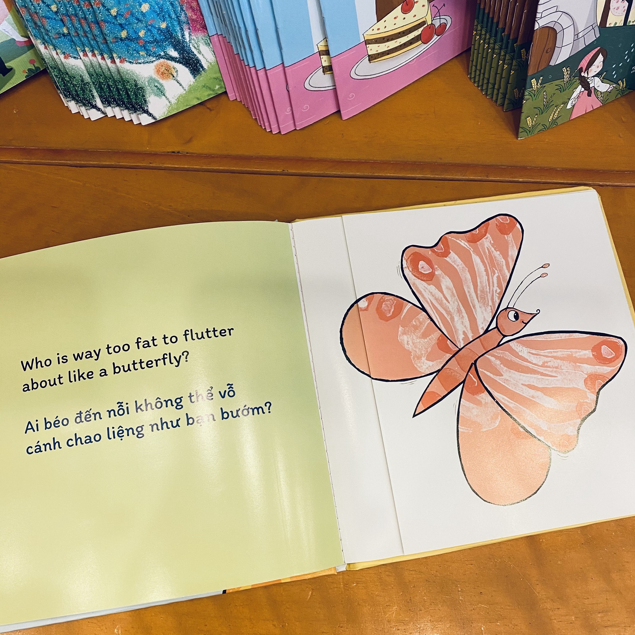 sách đố vui lật giở song ngữ - đoán xem ai? - bìa cứng