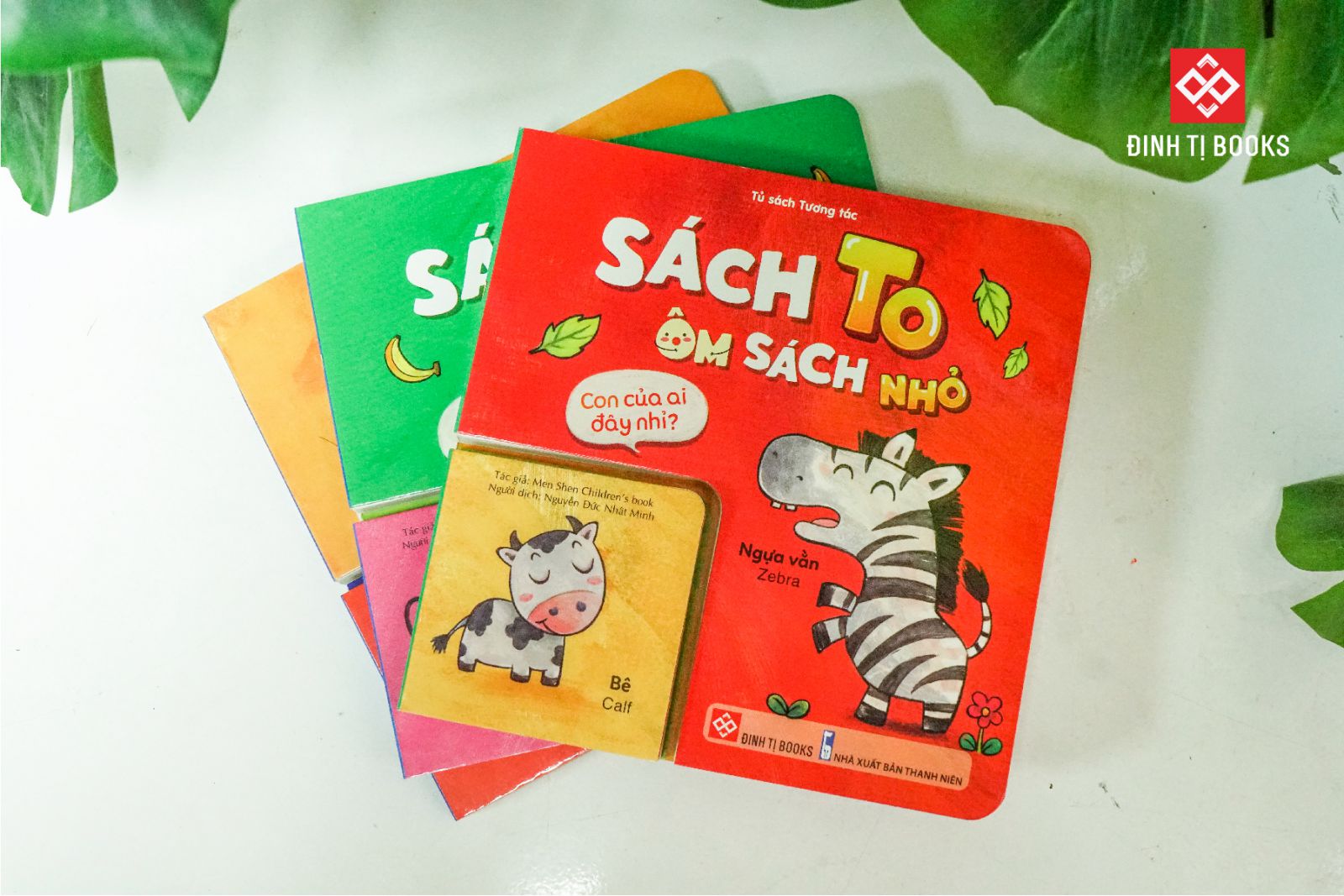 sách to ôm sách nhỏ - con của ai đây nhỉ?