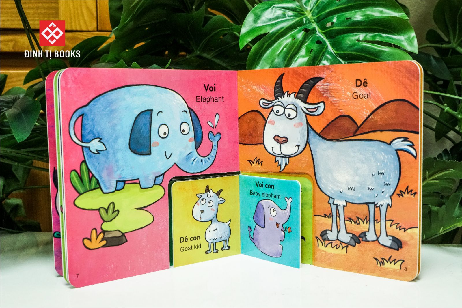 sách to ôm sách nhỏ - con của ai đây nhỉ?