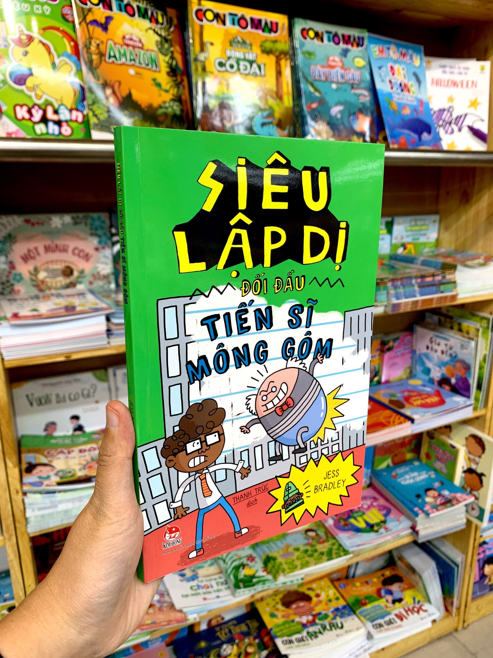 siêu lập dị đối đầu tiến sĩ mông gôm