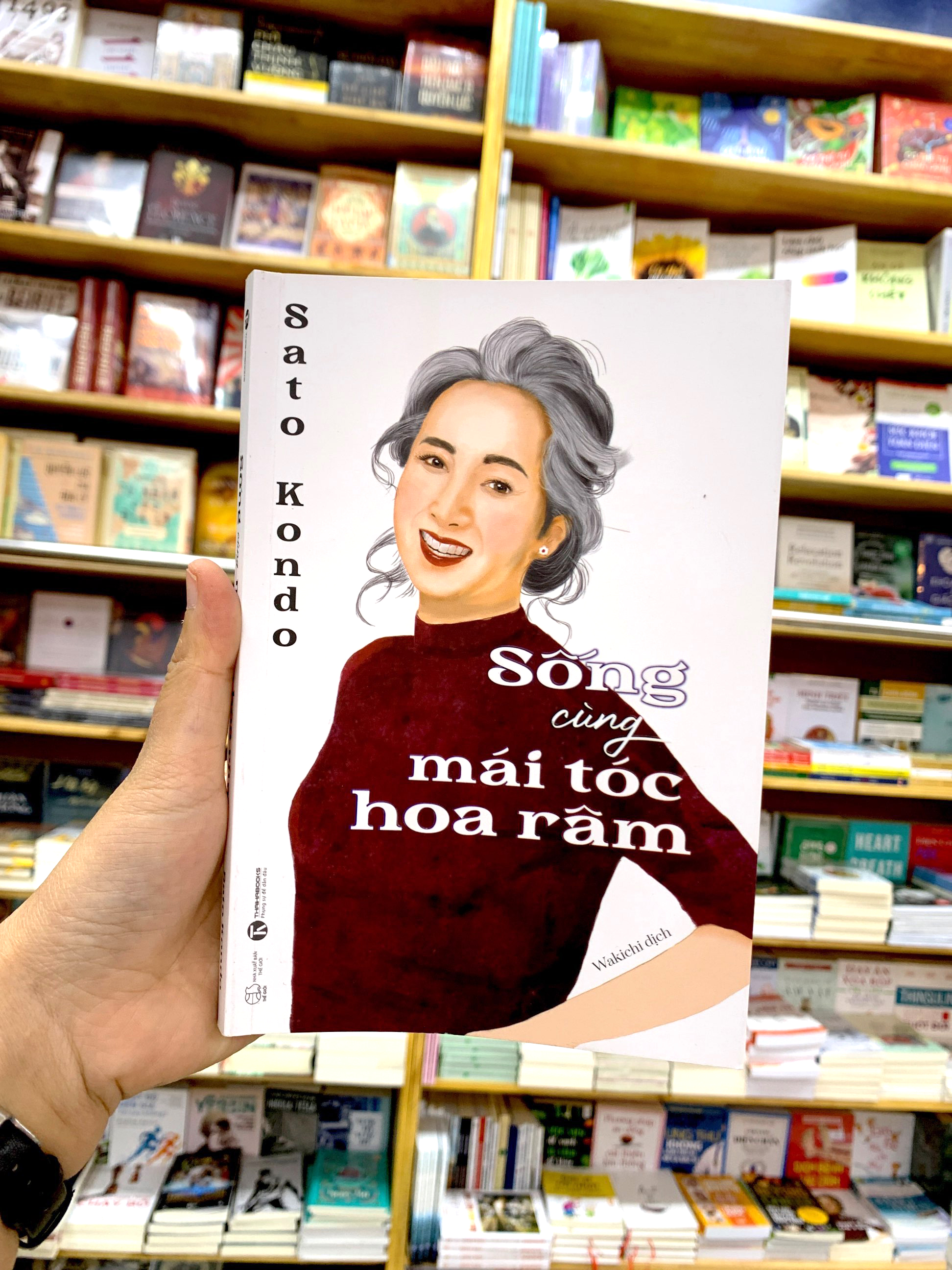 sống cùng mái tóc hoa râm