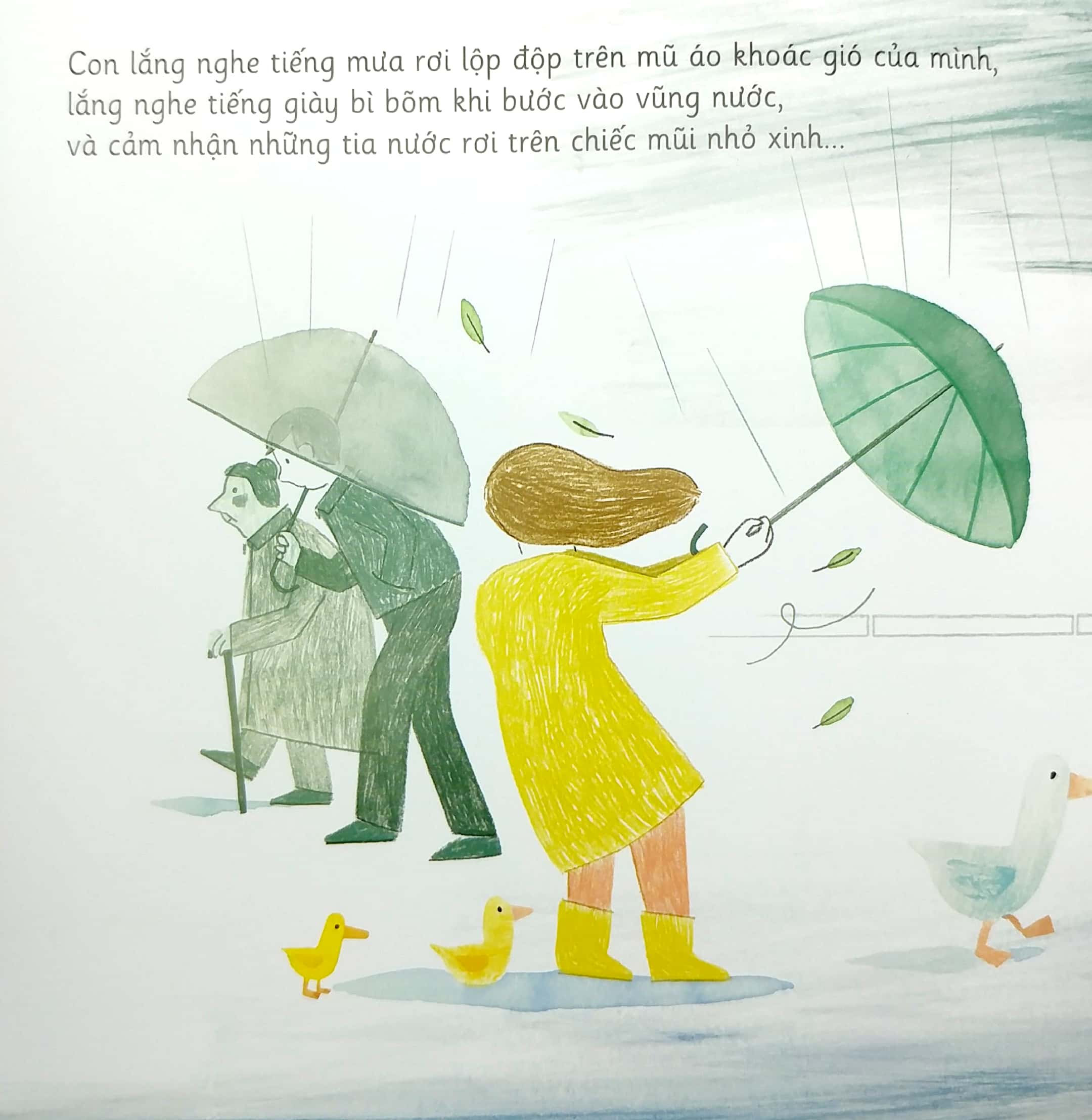 tay con trong tay mẹ