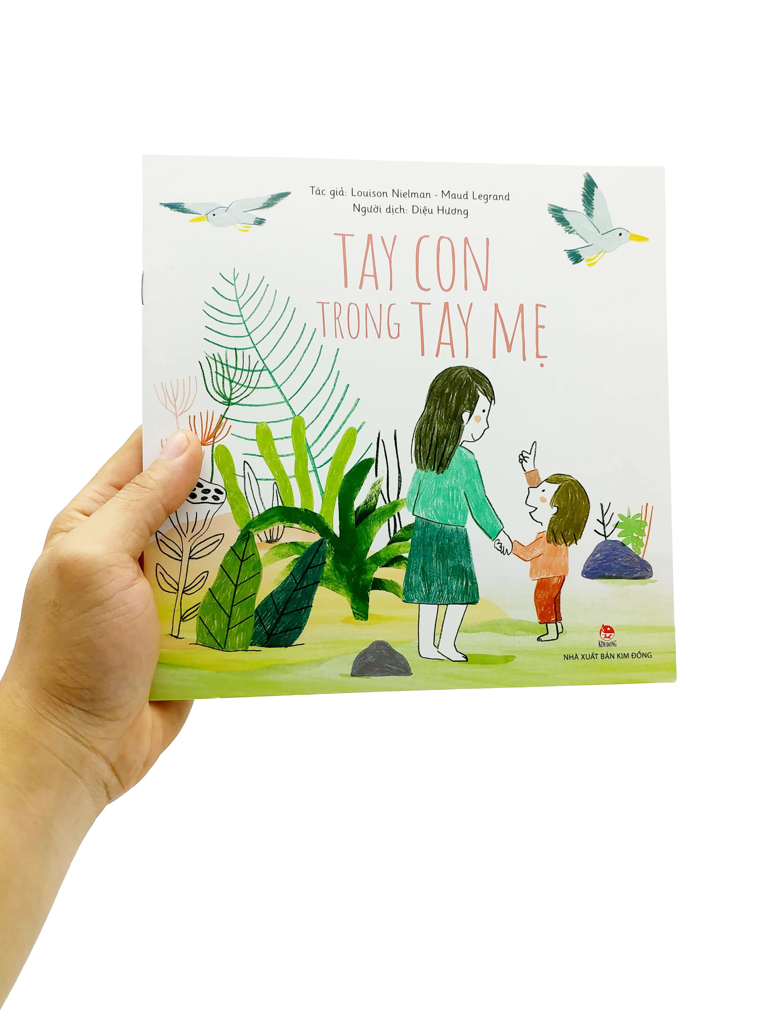 tay con trong tay mẹ