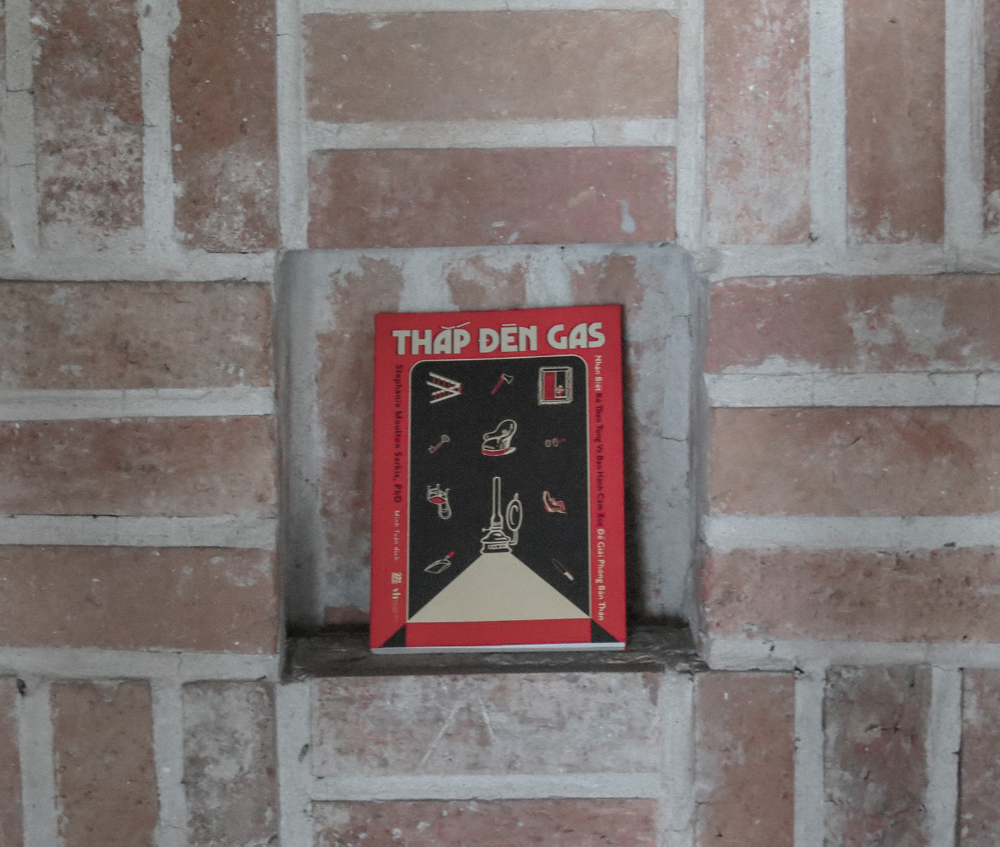 thắp đèn gas - nhận biết kẻ thao túng và bạo hành cảm xúc để giải phóng bản thân