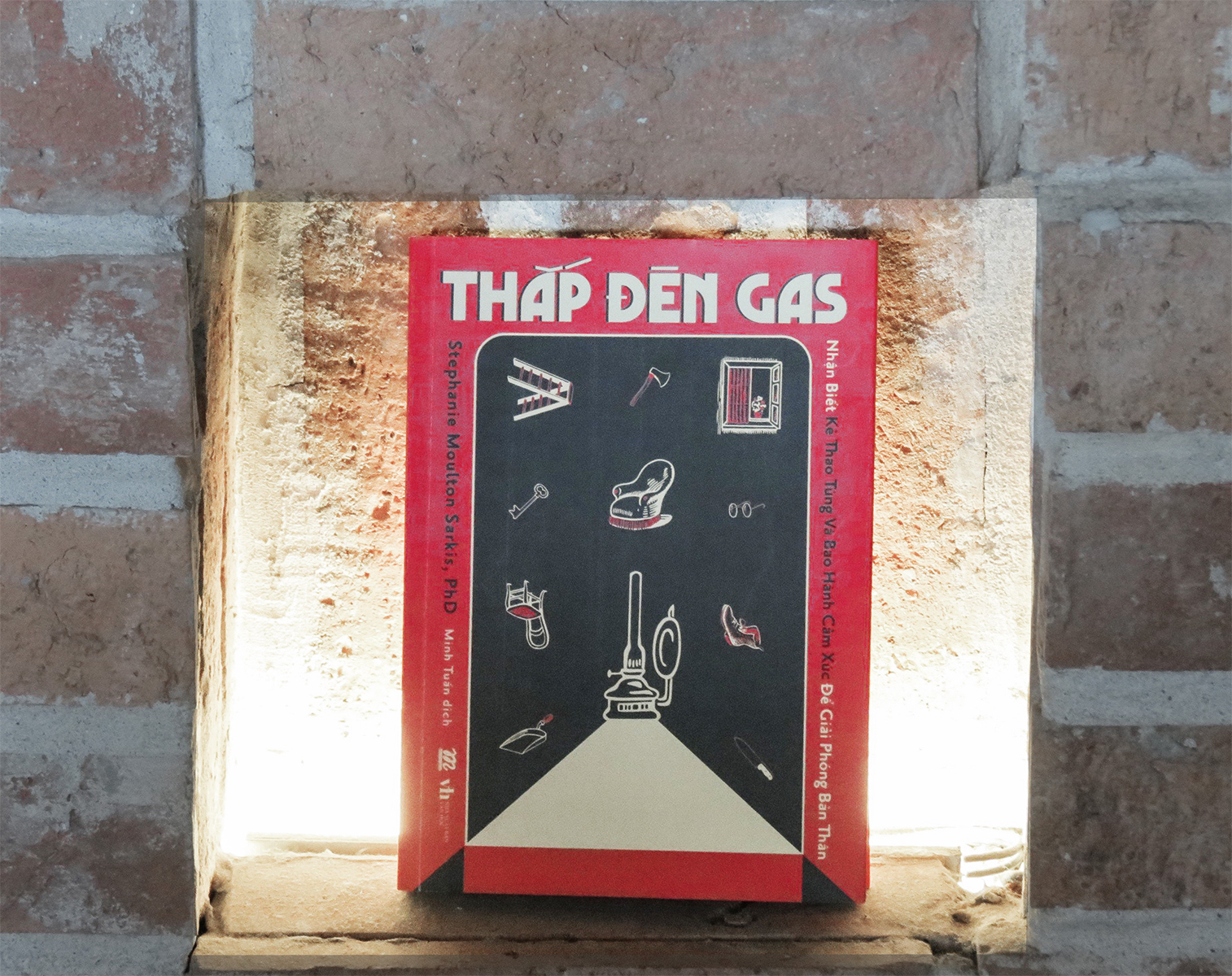 thắp đèn gas - nhận biết kẻ thao túng và bạo hành cảm xúc để giải phóng bản thân