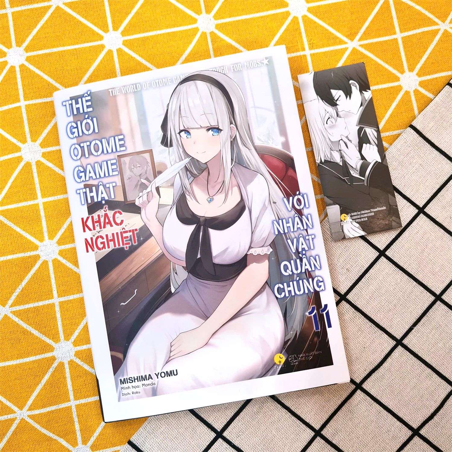 thế giới otome game thật khắc nghiệt với nhân vật quần chúng - tập 11 - bản đặc biệt - tặng kèm bookmark + dây postcard ziczac + standee acrylic