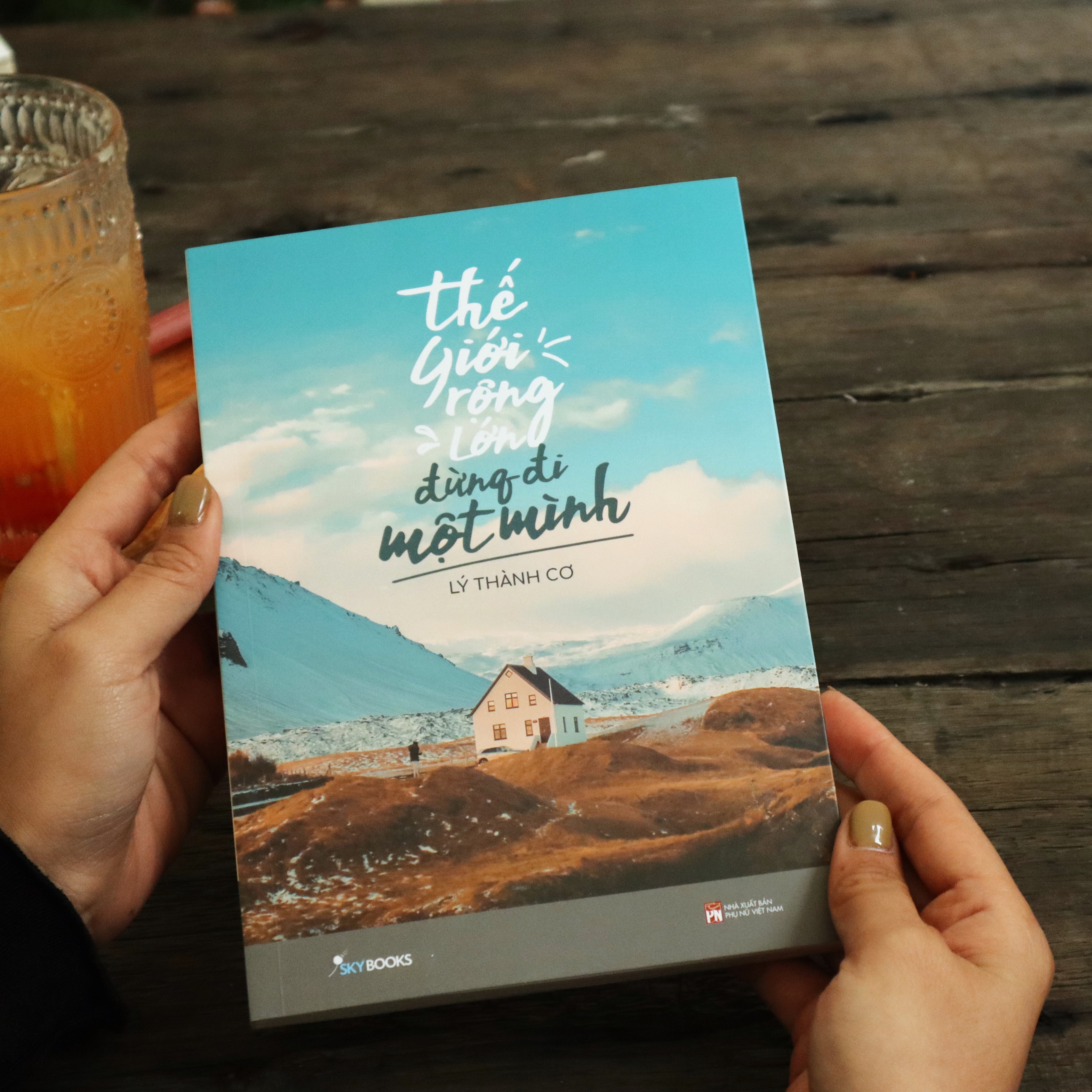 thế giới rộng lớn đừng đi một mình - tặng kèm bookmark + postcard