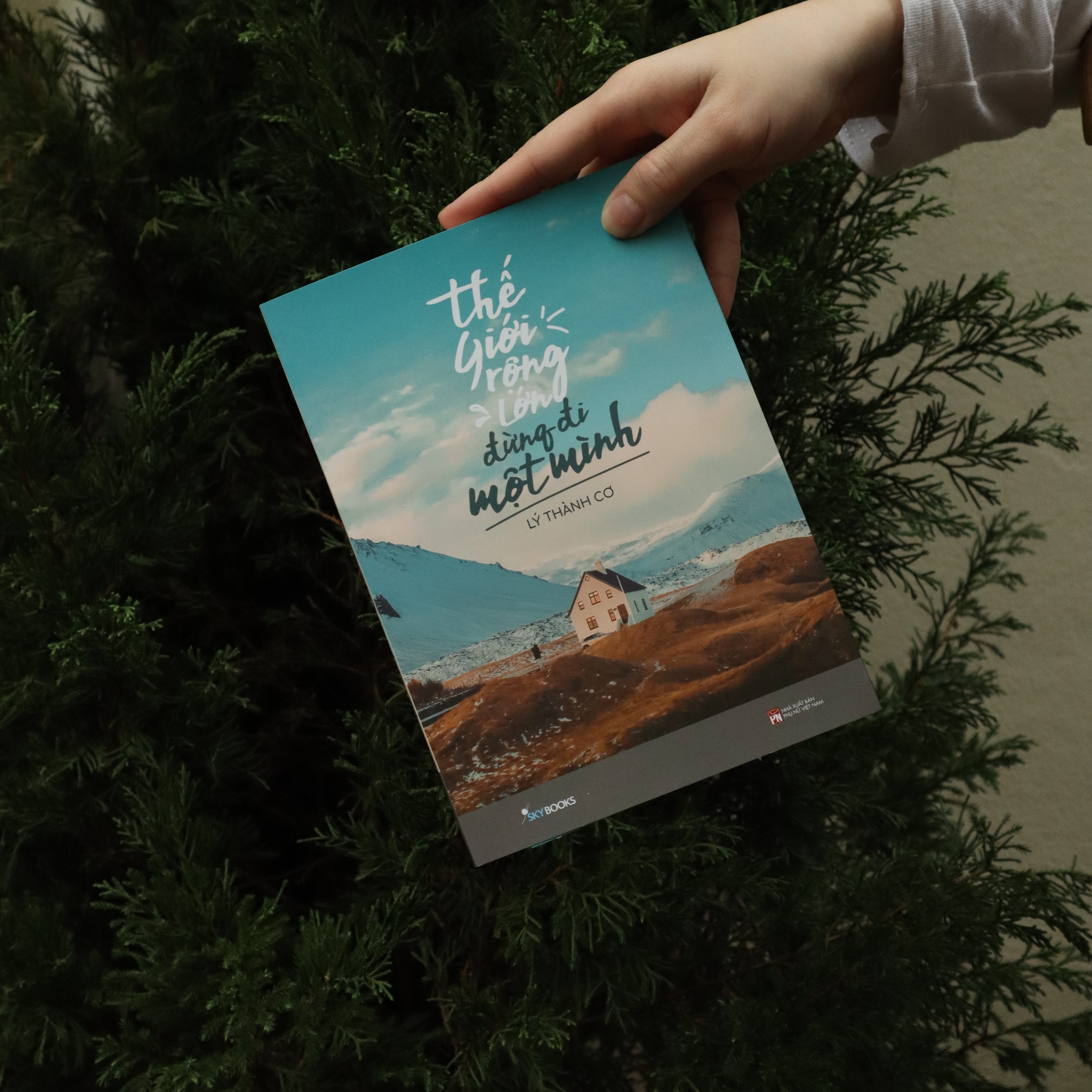 thế giới rộng lớn đừng đi một mình - tặng kèm bookmark + postcard