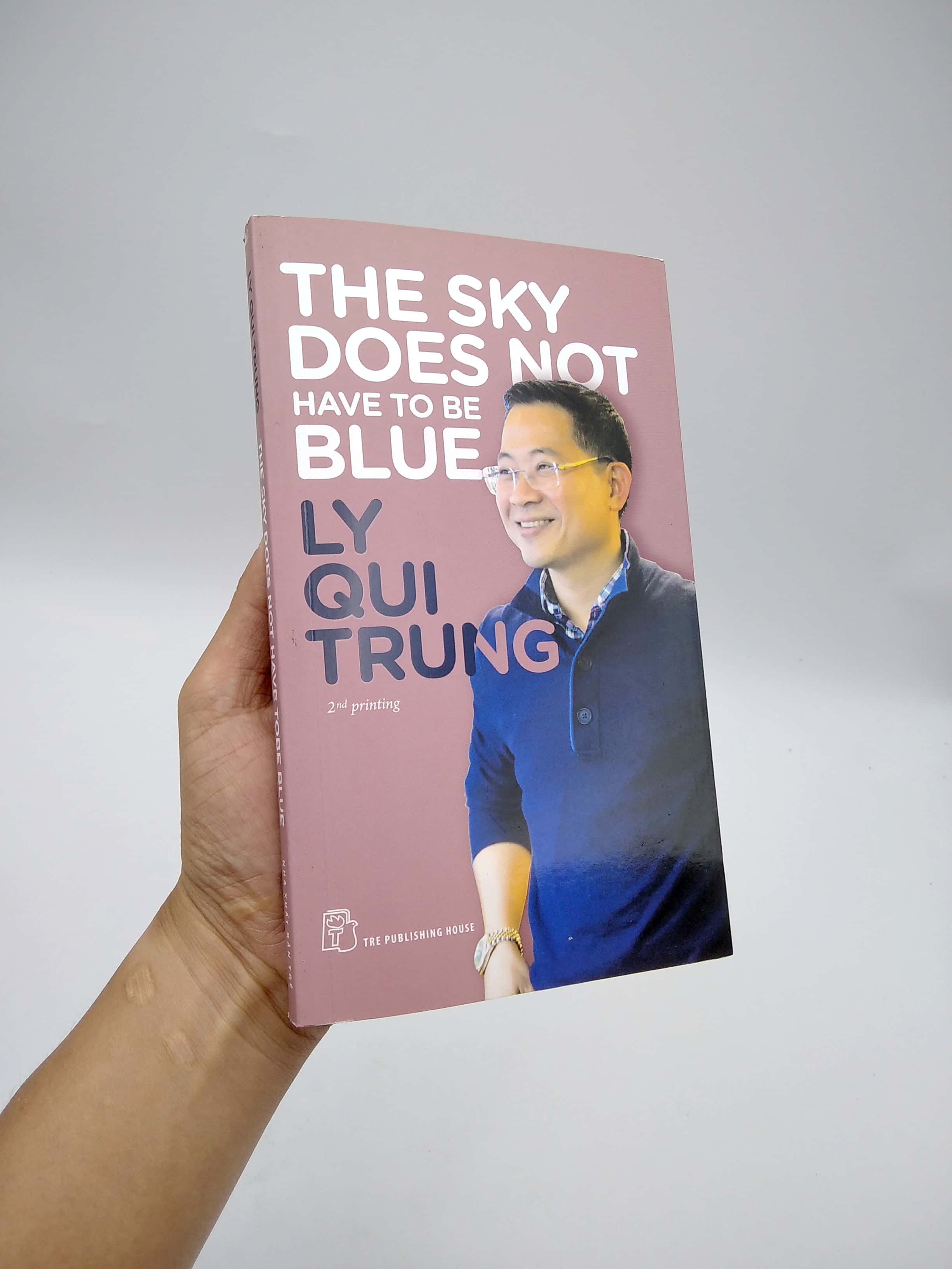 the sky does not have to be blue (tái bản 2019)