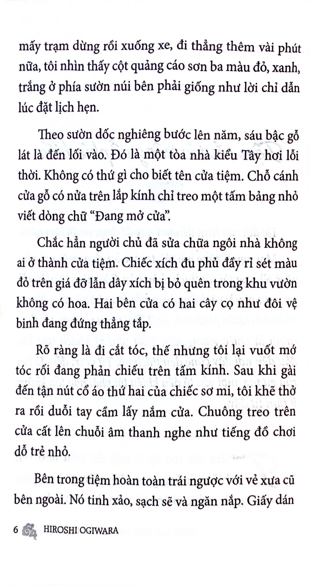 tiệm cắt tóc trông về phía biển