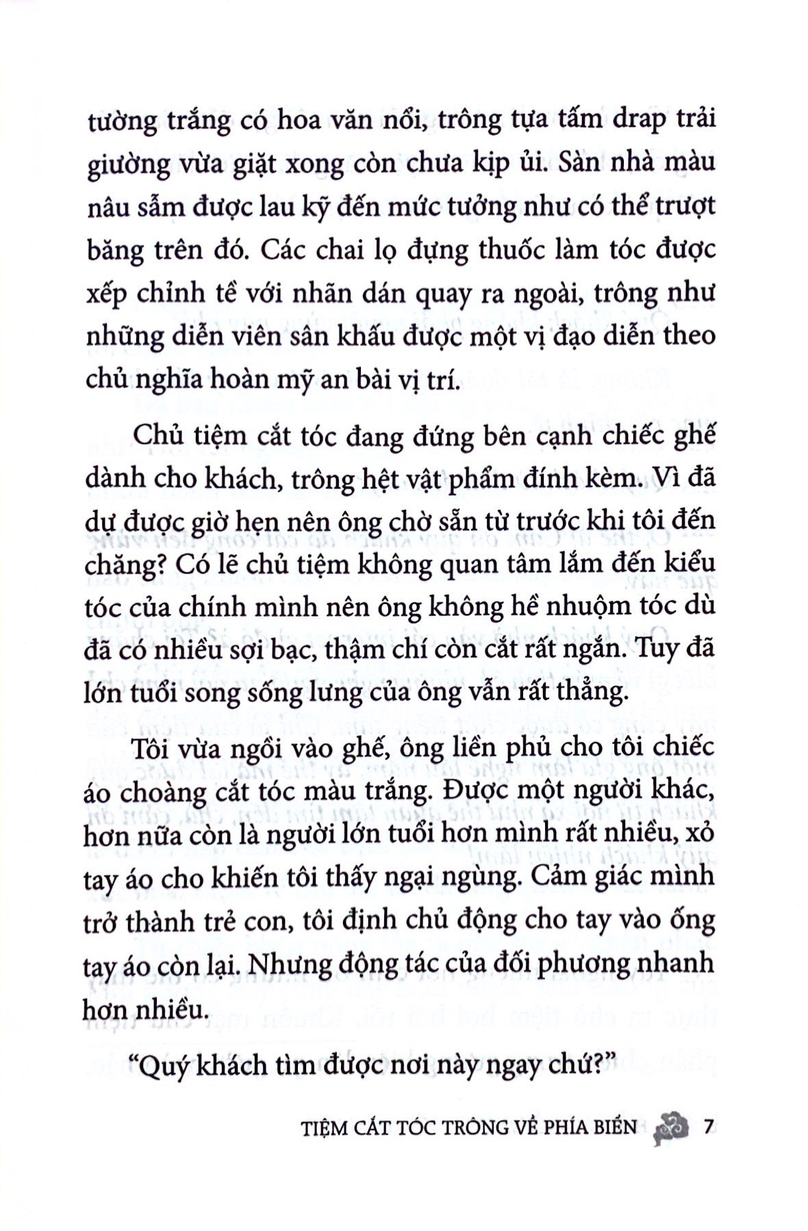 tiệm cắt tóc trông về phía biển