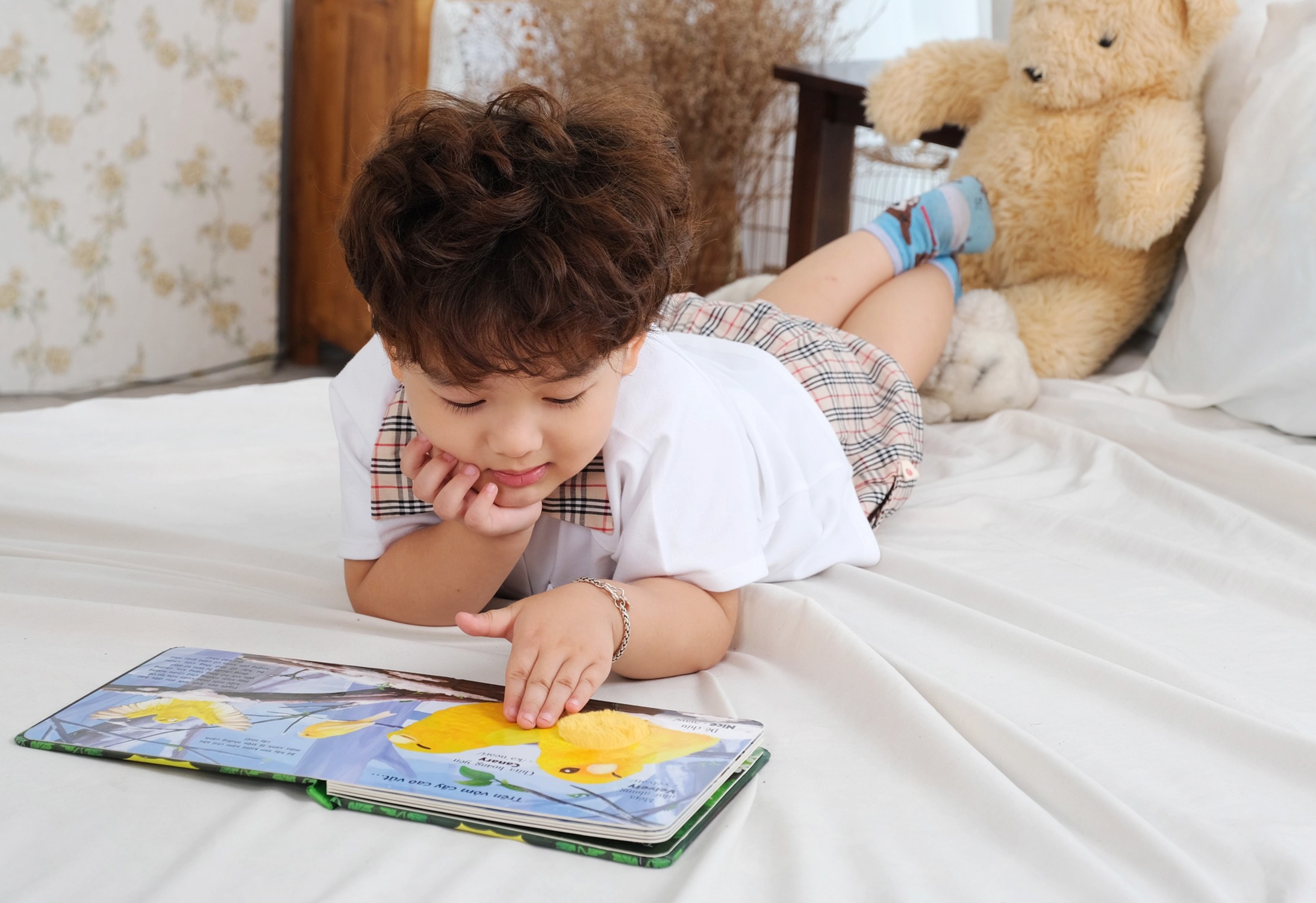 touch and feel - sách sờ chạm khám phá - thế giới động vật - bốn mùa tươi đẹp