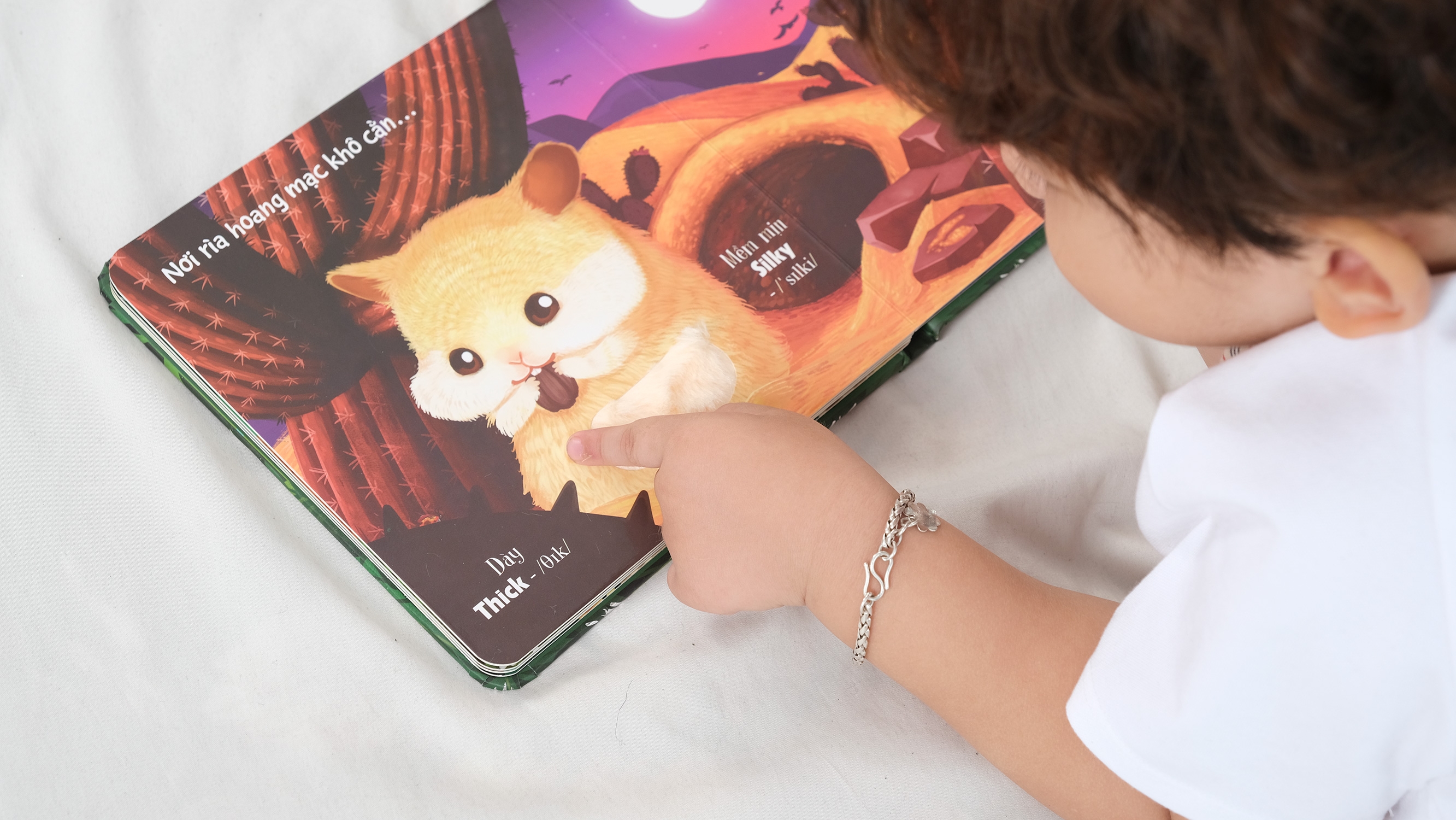 touch and feel - sách sờ chạm khám phá - thế giới động vật - một ngày giữa thiên nhiên