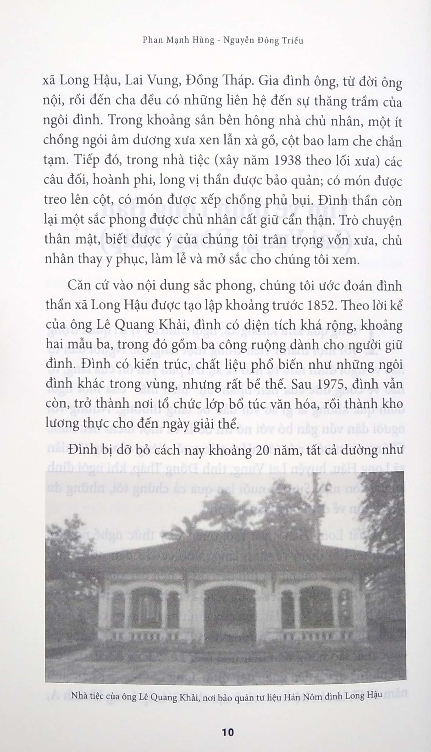 trang sách cũ phiến bia xưa