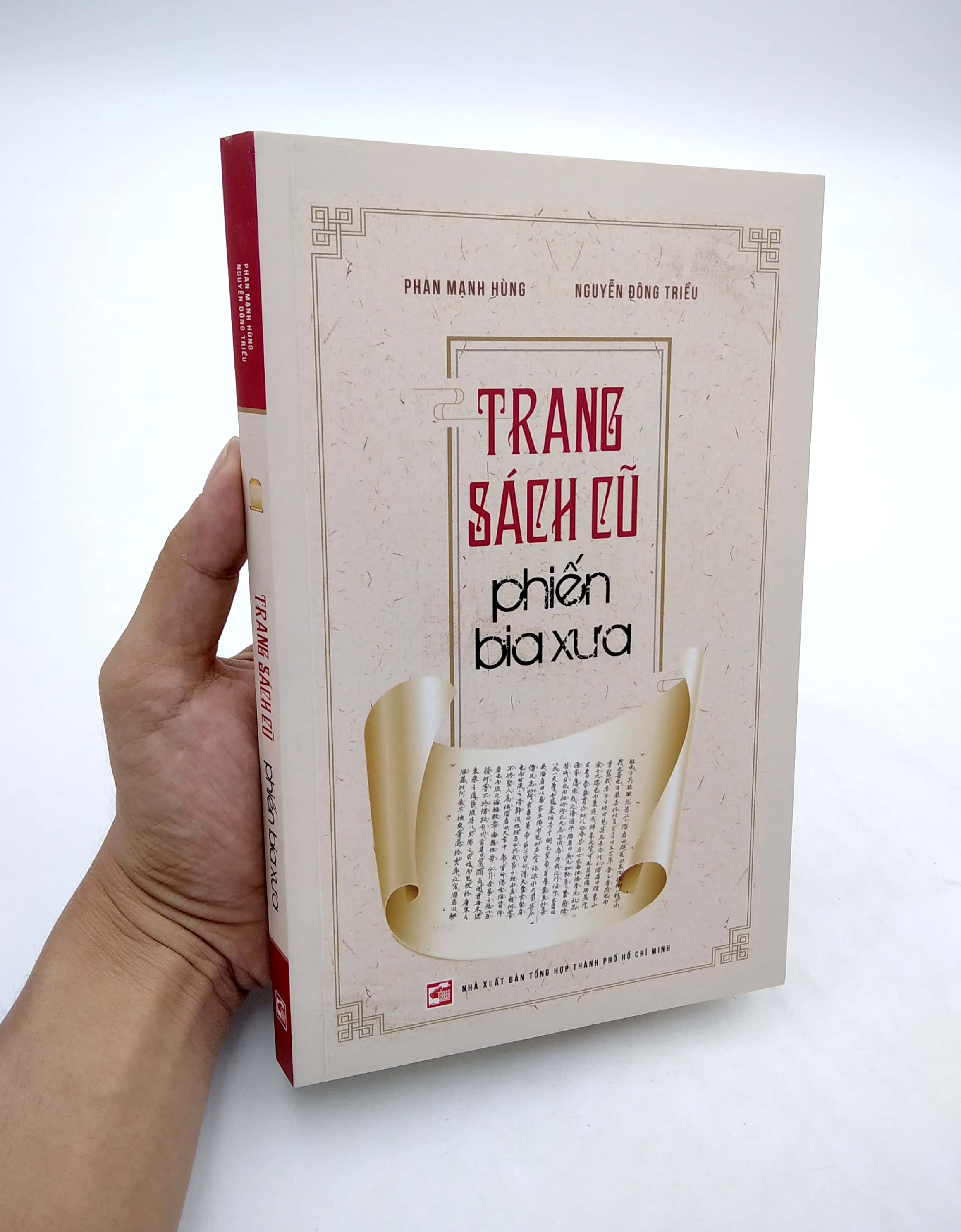 trang sách cũ phiến bia xưa