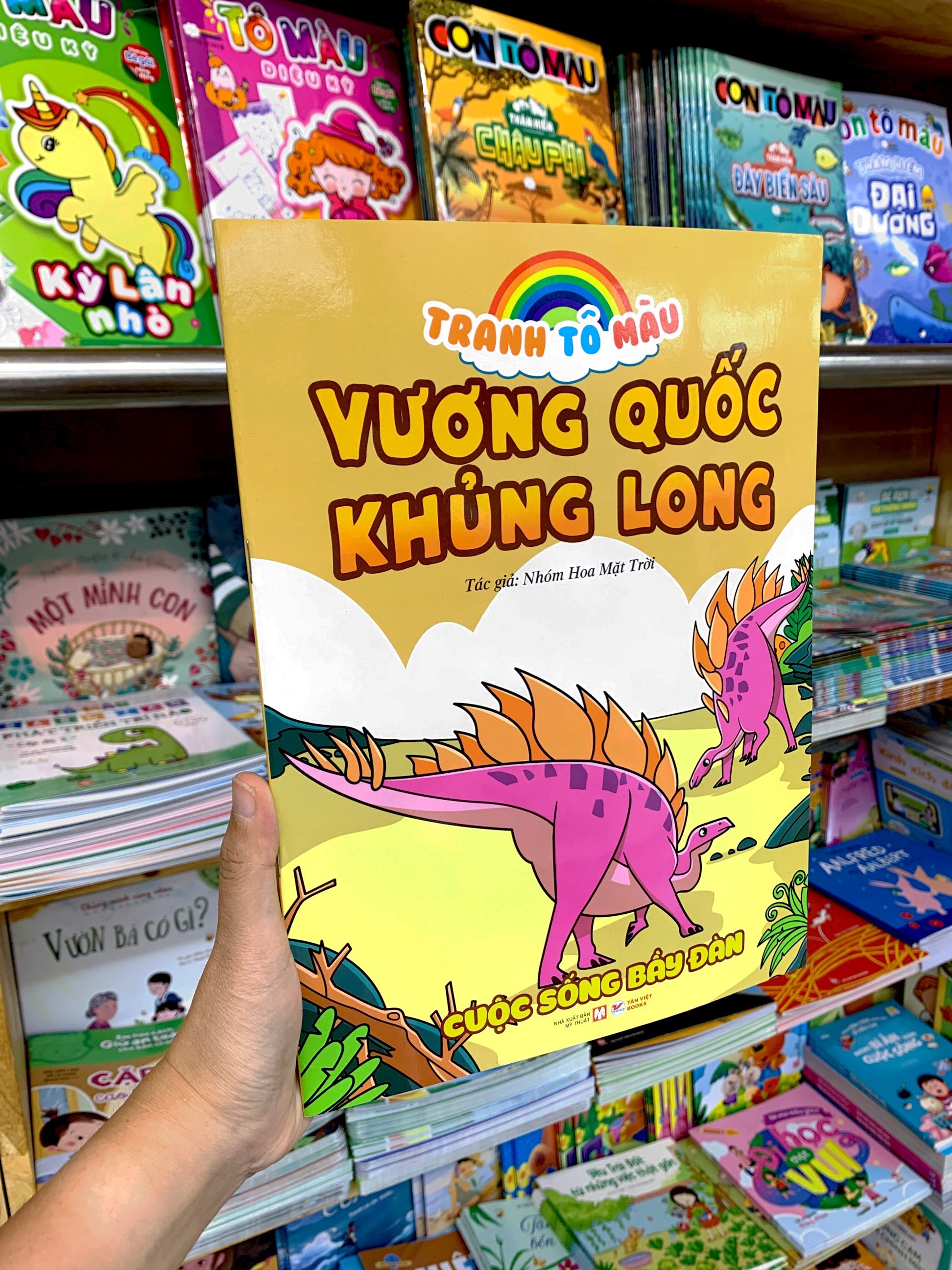tranh tô màu vương quốc khủng long - cuộc sống bầy đàn (tái bản 2023)