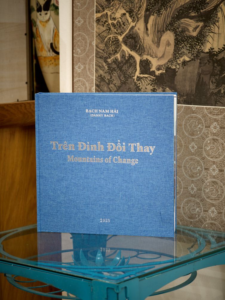 Tren Dinh Doi Thay - Mountains Of Change - Bia Cung