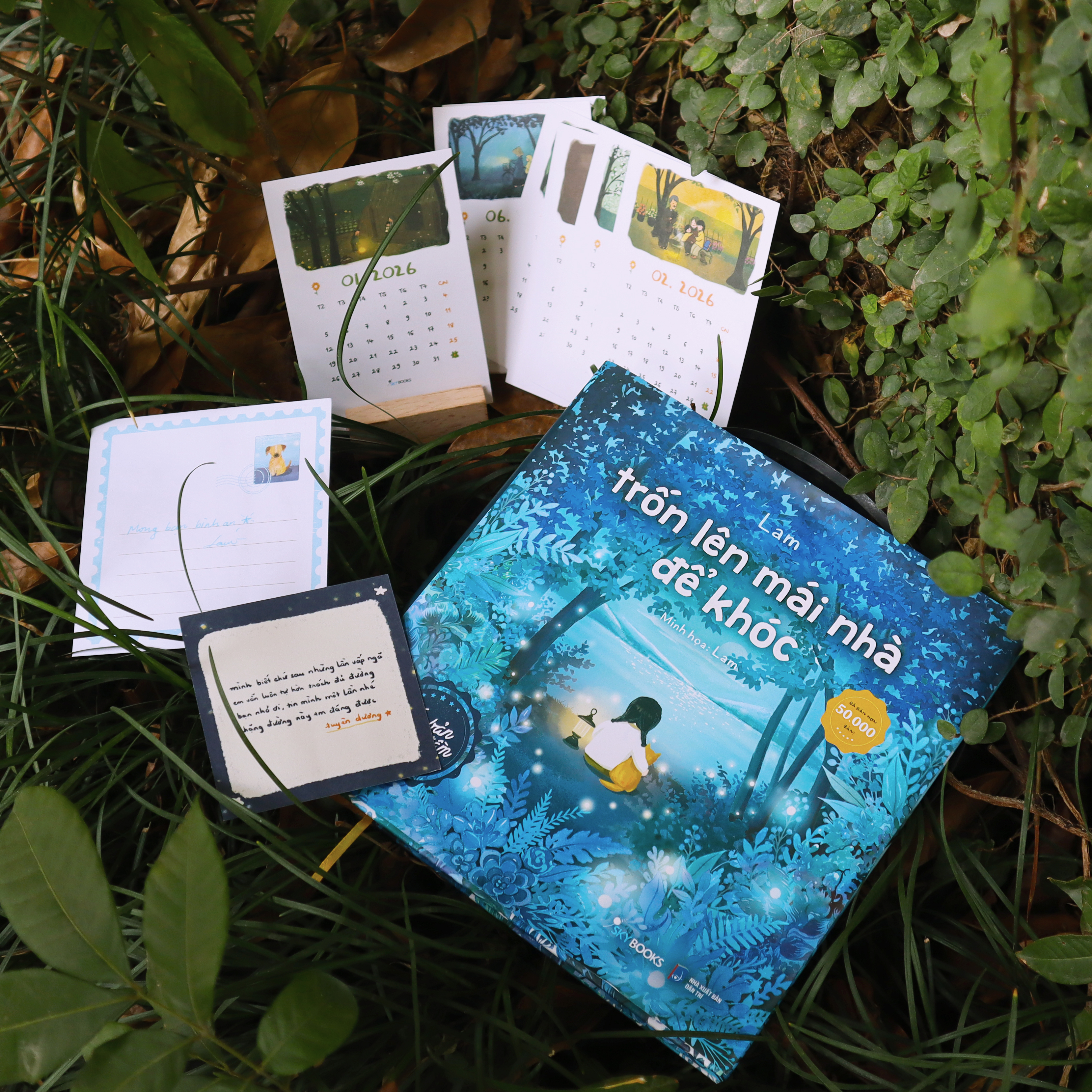 Trốn Lên Mái Nhà Để Khóc - Ấn Bản Sưu Tầm - Bìa Cứng - Tặng Kèm Bộ Lịch Mini 2026 Được Minh Họa Bởi Tác Giả + Đế Lịch Gỗ + Postcard Độc Quyền Có Chữ Ký Tác Giả + Thiệp Thông Điệp Ngẫu Nhiên - Độc Quyền Fahasa