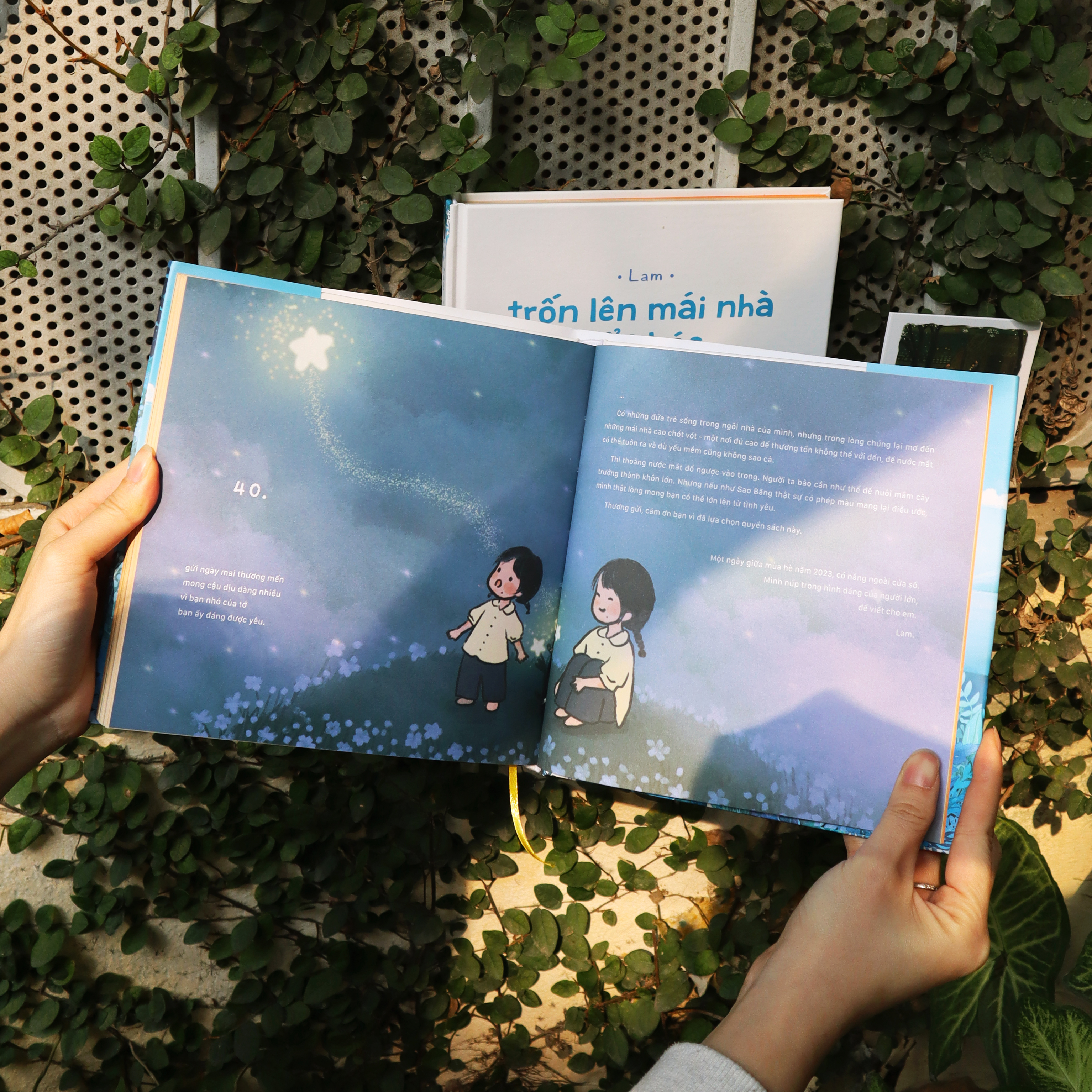 Trốn Lên Mái Nhà Để Khóc - Ấn Bản Sưu Tầm - Bìa Cứng - Tặng Kèm Bộ Lịch Mini 2026 Được Minh Họa Bởi Tác Giả + Đế Lịch Gỗ + Postcard Độc Quyền Có Chữ Ký Tác Giả + Thiệp Thông Điệp Ngẫu Nhiên - Độc Quyền Fahasa