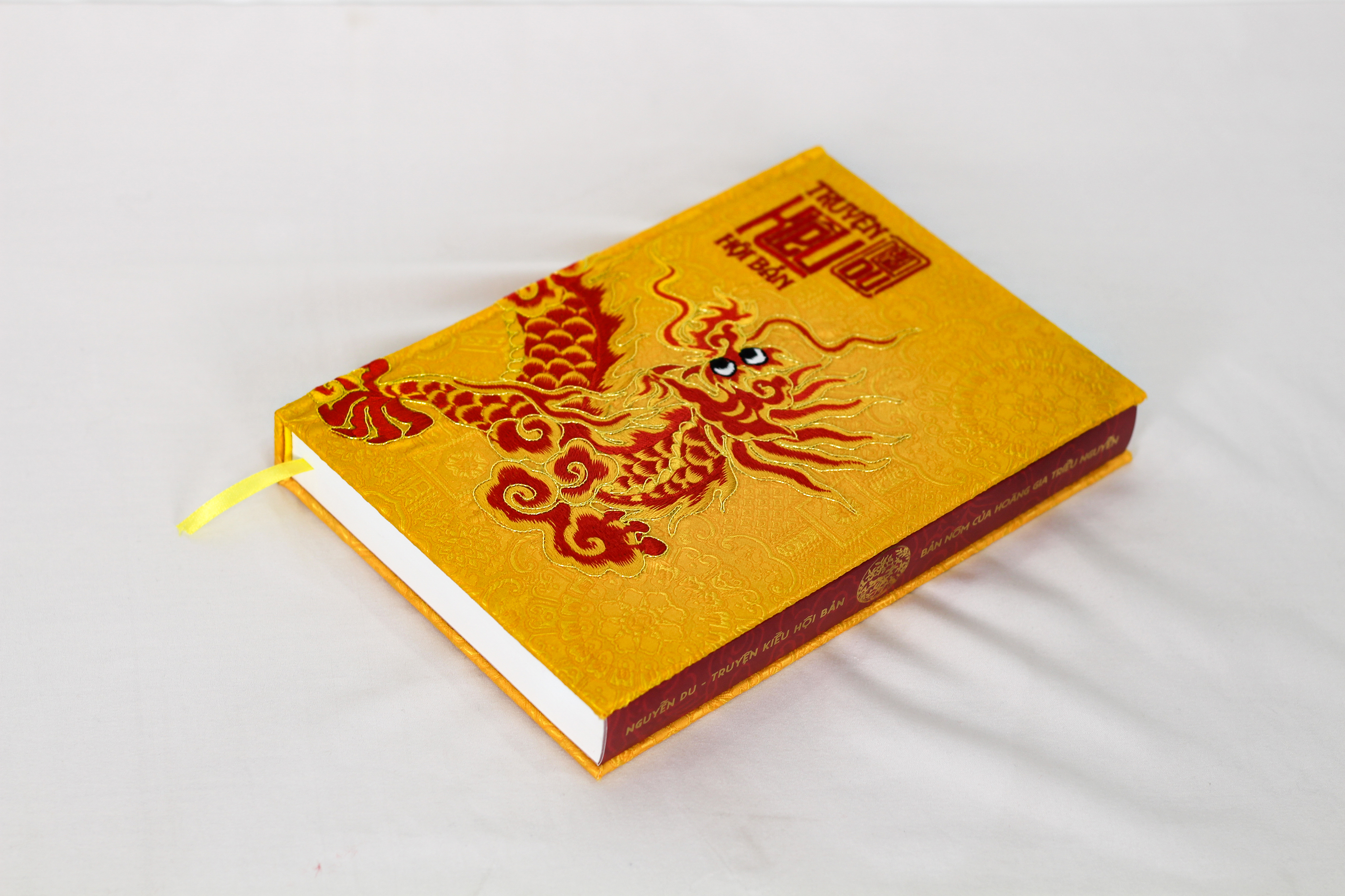 Truyen Kieu Hoi Ban - An Ban Hoa Tiet Rong Theu Tren Vai Gam