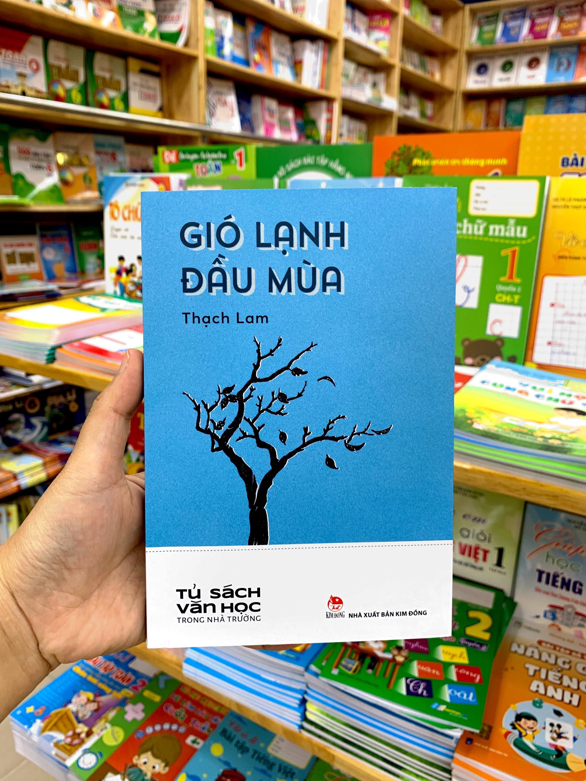 văn học trong nhà trường - gió lạnh đầu mùa (tái bản 2019)